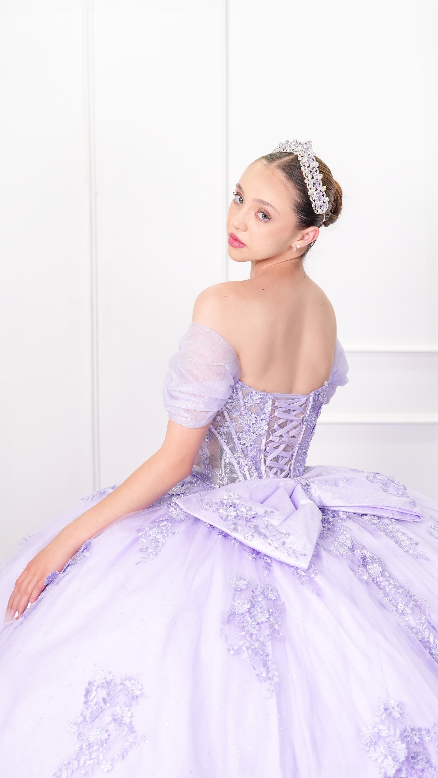 Vestido de XV Años Lila Barillas Con Encaje y Mangas Campesinas (Renta)