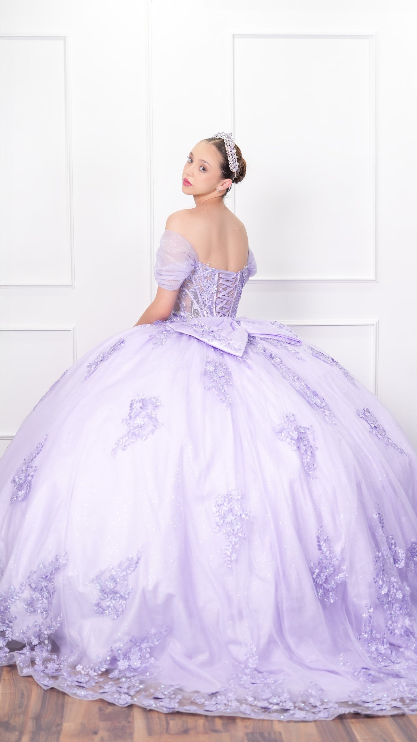 Vestido de XV Años Lila Barillas Con Encaje y Mangas Campesinas (Renta)