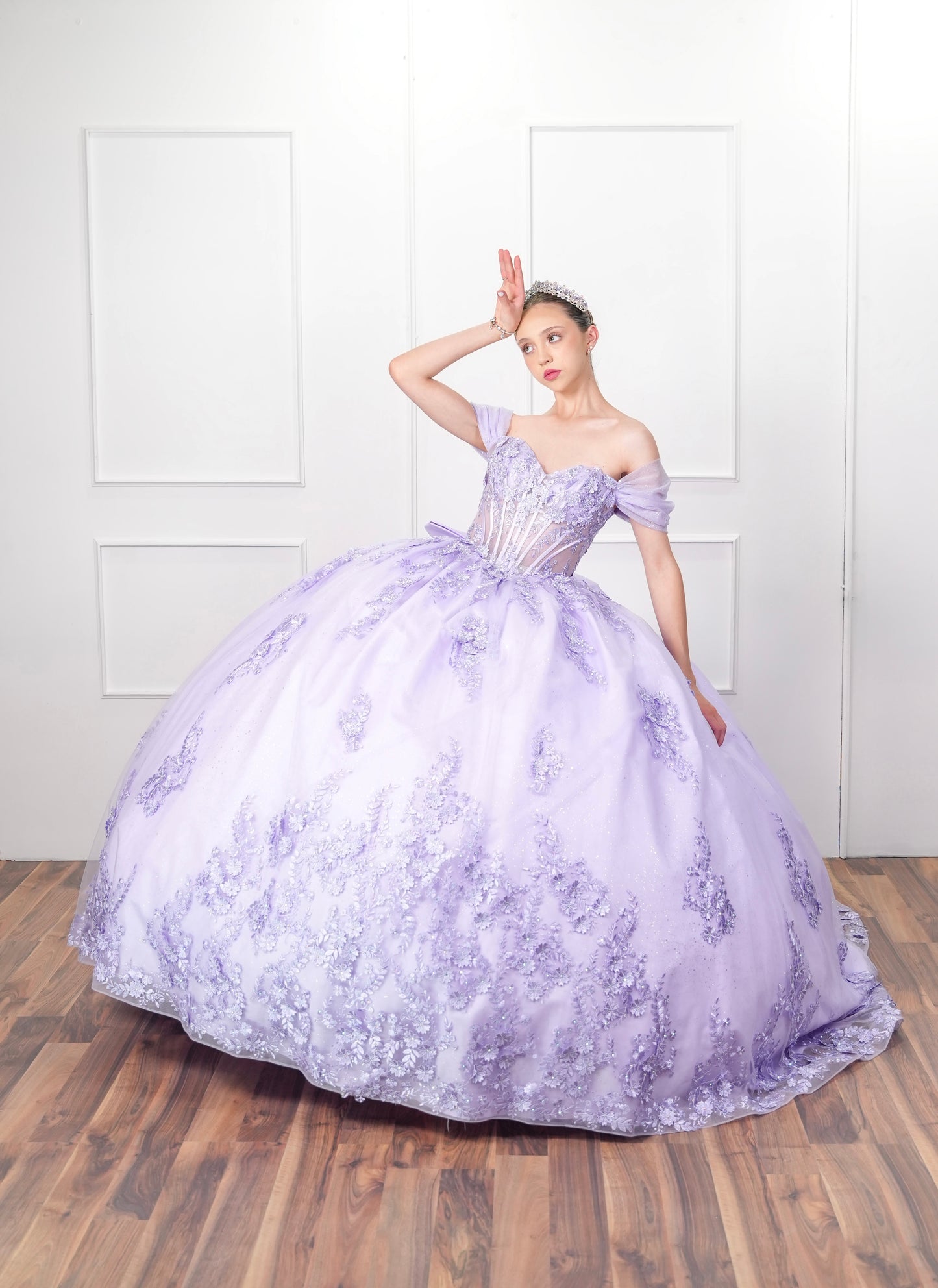 Vestido de XV Años Lila Barillas Con Encaje y Mangas Campesinas (Renta)