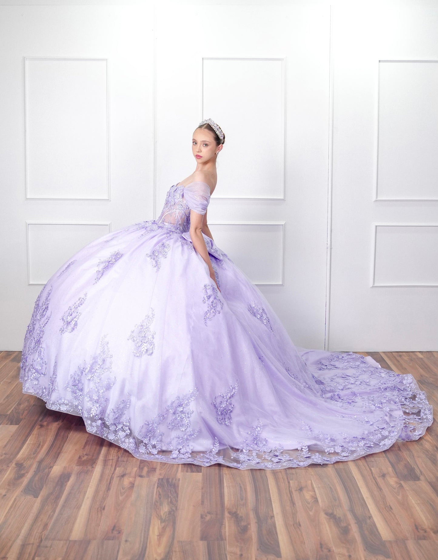 Vestido de XV Años Lila Barillas Con Encaje y Mangas Campesinas (Renta)