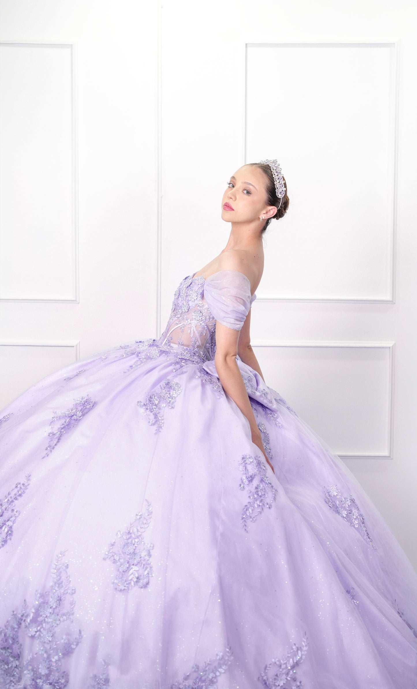 Vestido de XV Años Lila Barillas Con Encaje y Mangas Campesinas (Renta)