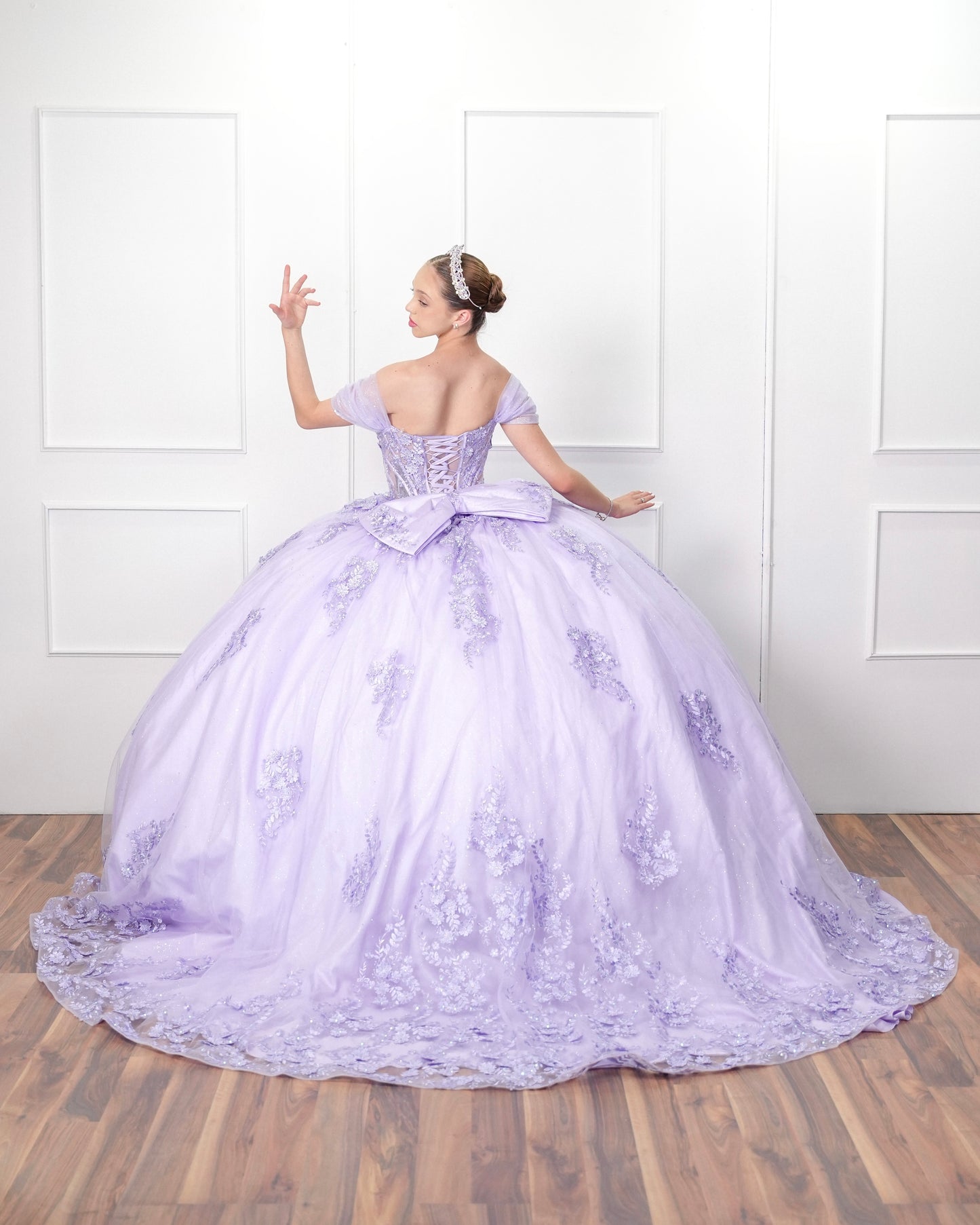 Vestido de XV Años Lila Barillas Con Encaje y Mangas Campesinas (Renta)