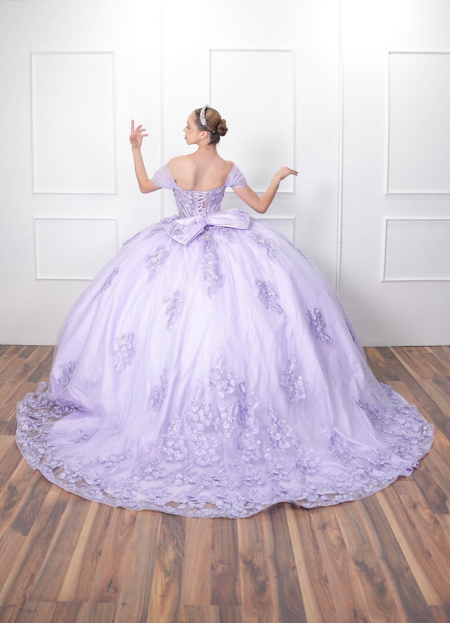 Vestido de XV Años Lila Barillas Con Encaje y Mangas Campesinas (Renta)