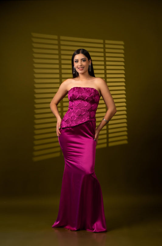 Vestido Magenta Bordado En Corset Y Estola