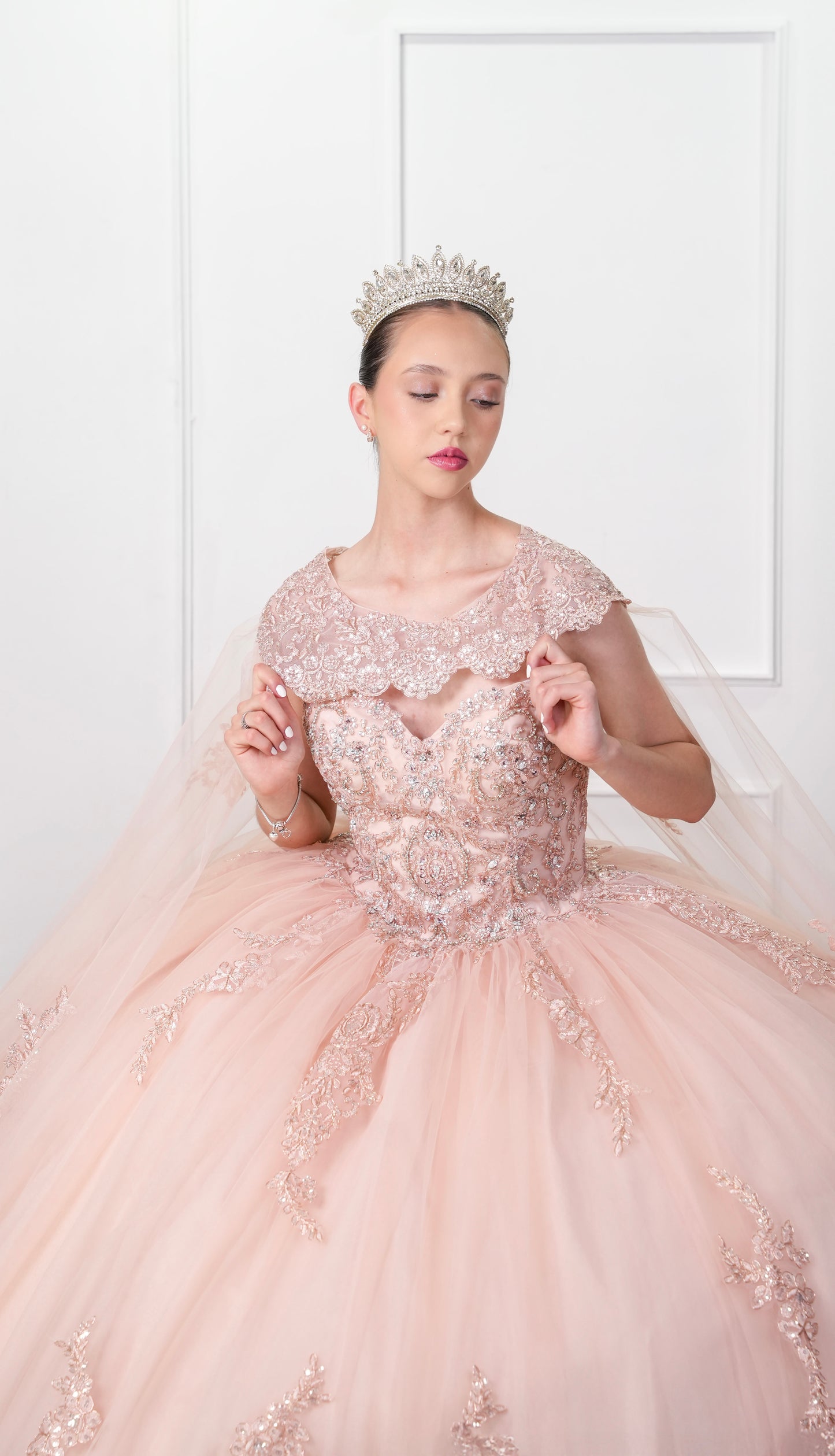 Vestido de XV años Beige con Encaje y Capa, (Renta)