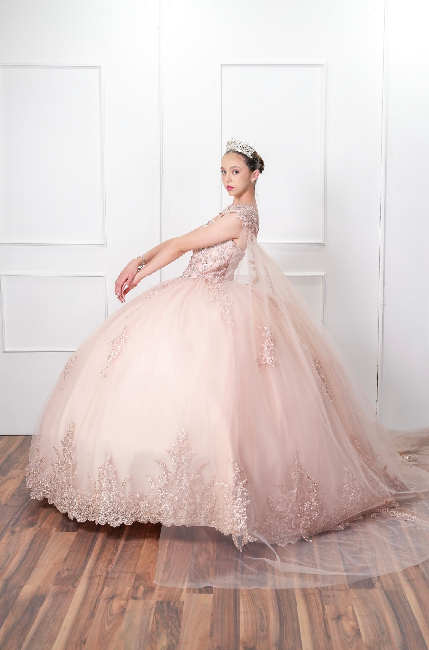 Vestido de XV años Beige con Encaje y Capa, (Renta)