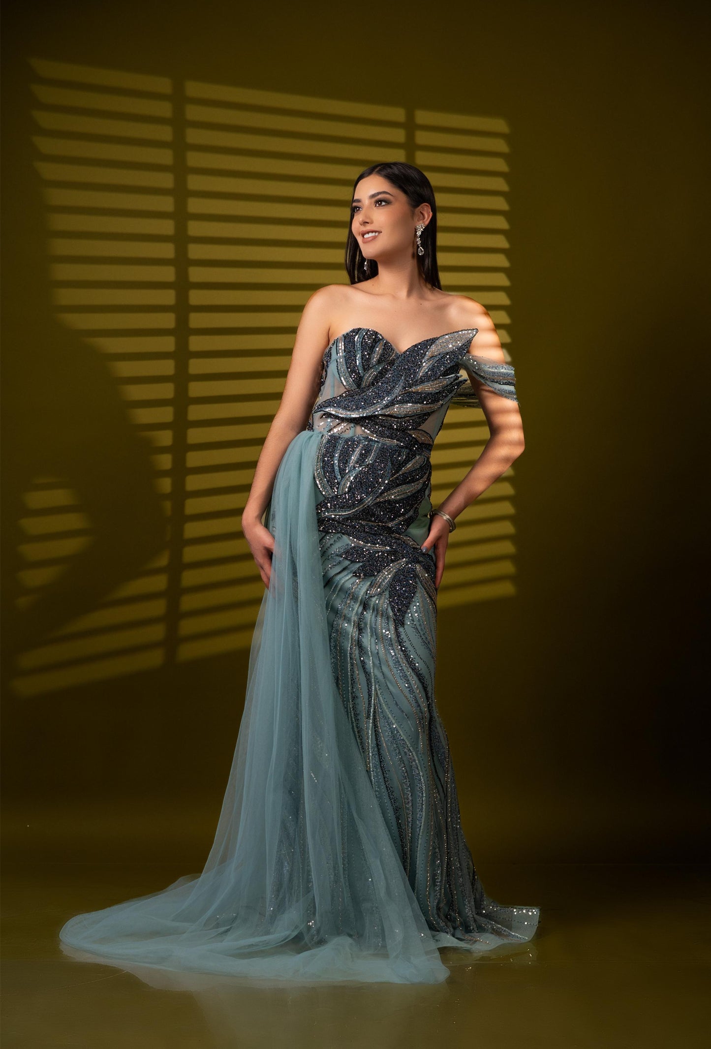 Vestido Azul Straple Una Manga Caida De Lentejuela Y Estola