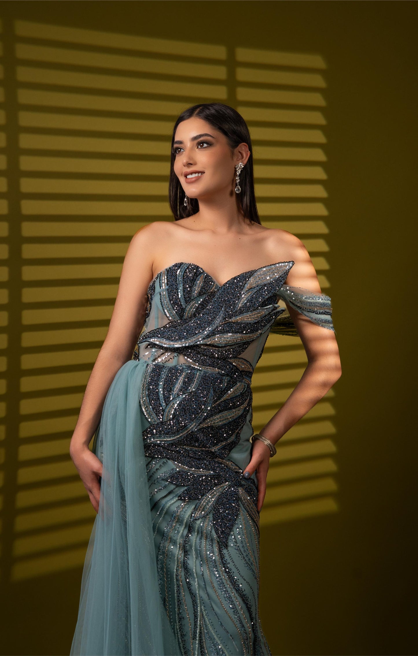 Vestido Azul Straple Una Manga Caida De Lentejuela Y Estola
