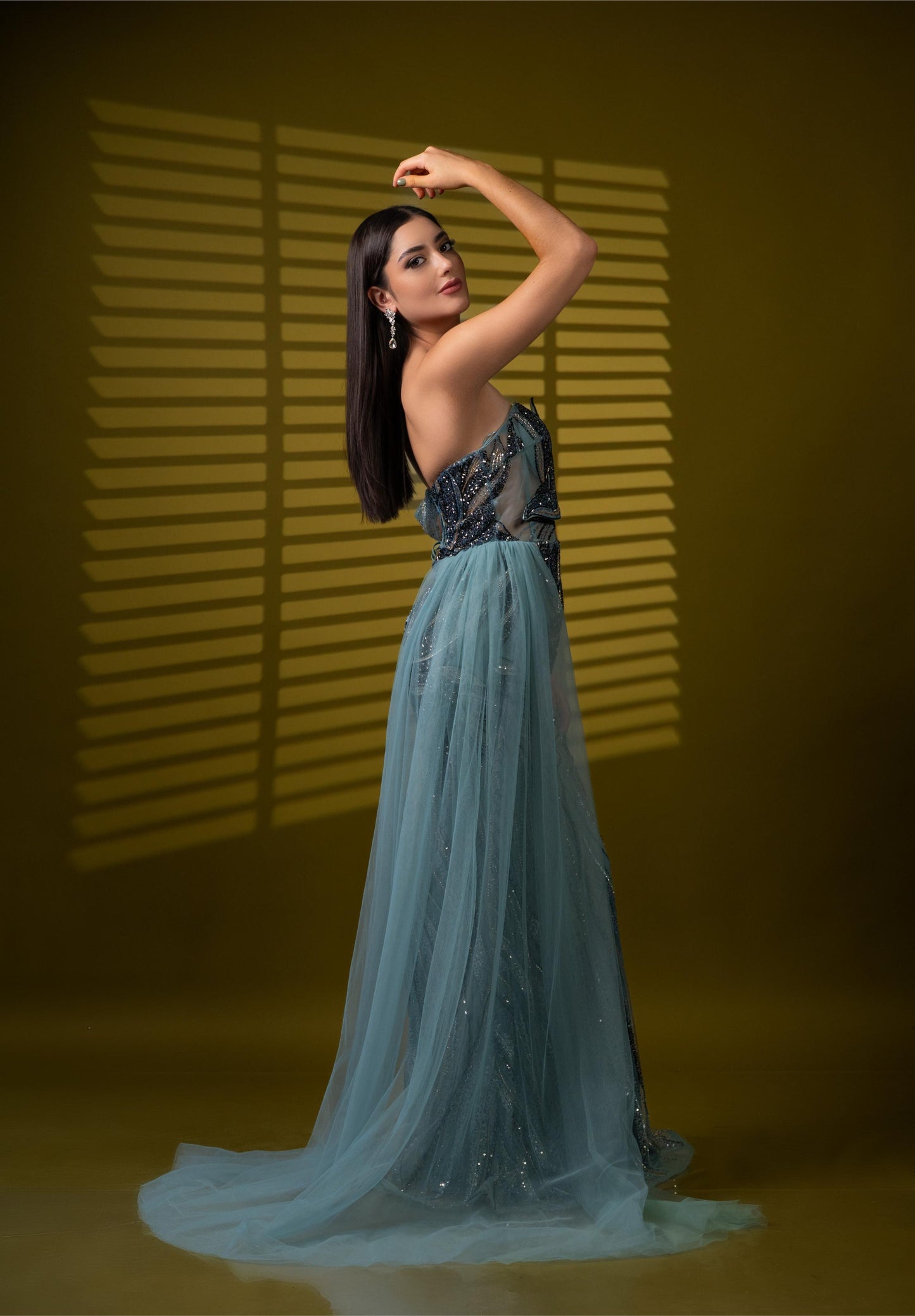 Vestido Azul Straple Una Manga Caida De Lentejuela Y Estola