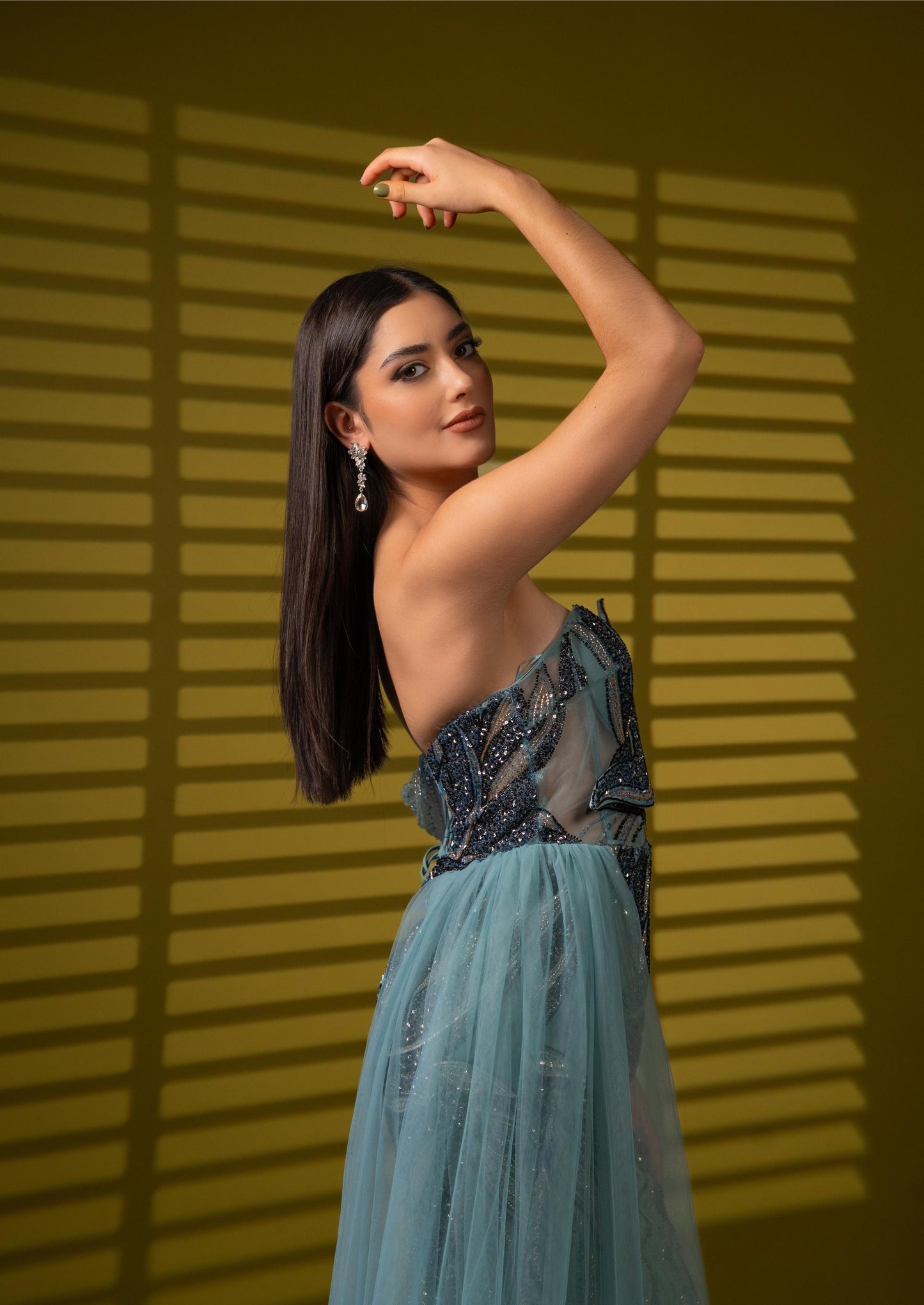 Vestido Azul Straple Una Manga Caida De Lentejuela Y Estola
