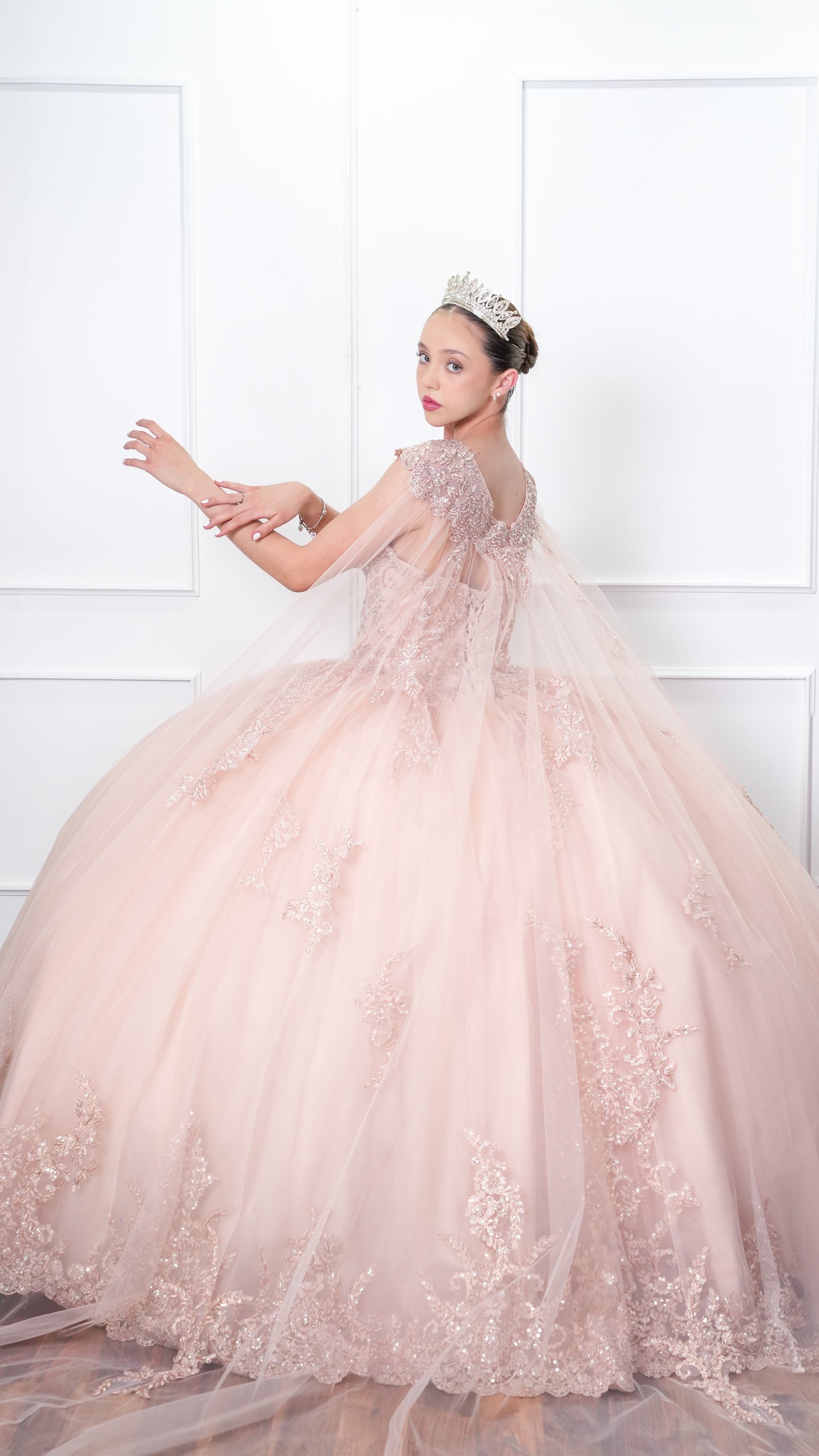 Vestido de XV años Beige con Encaje y Capa, (Renta)