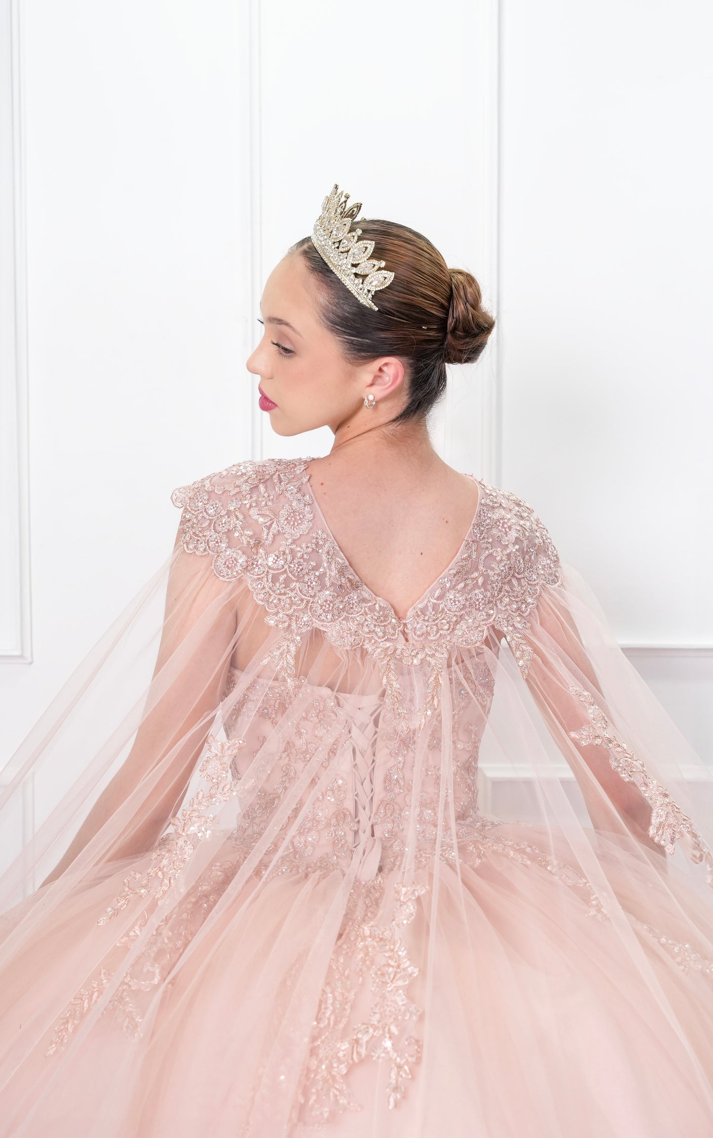 Vestido de XV años Beige con Encaje y Capa, (Renta)