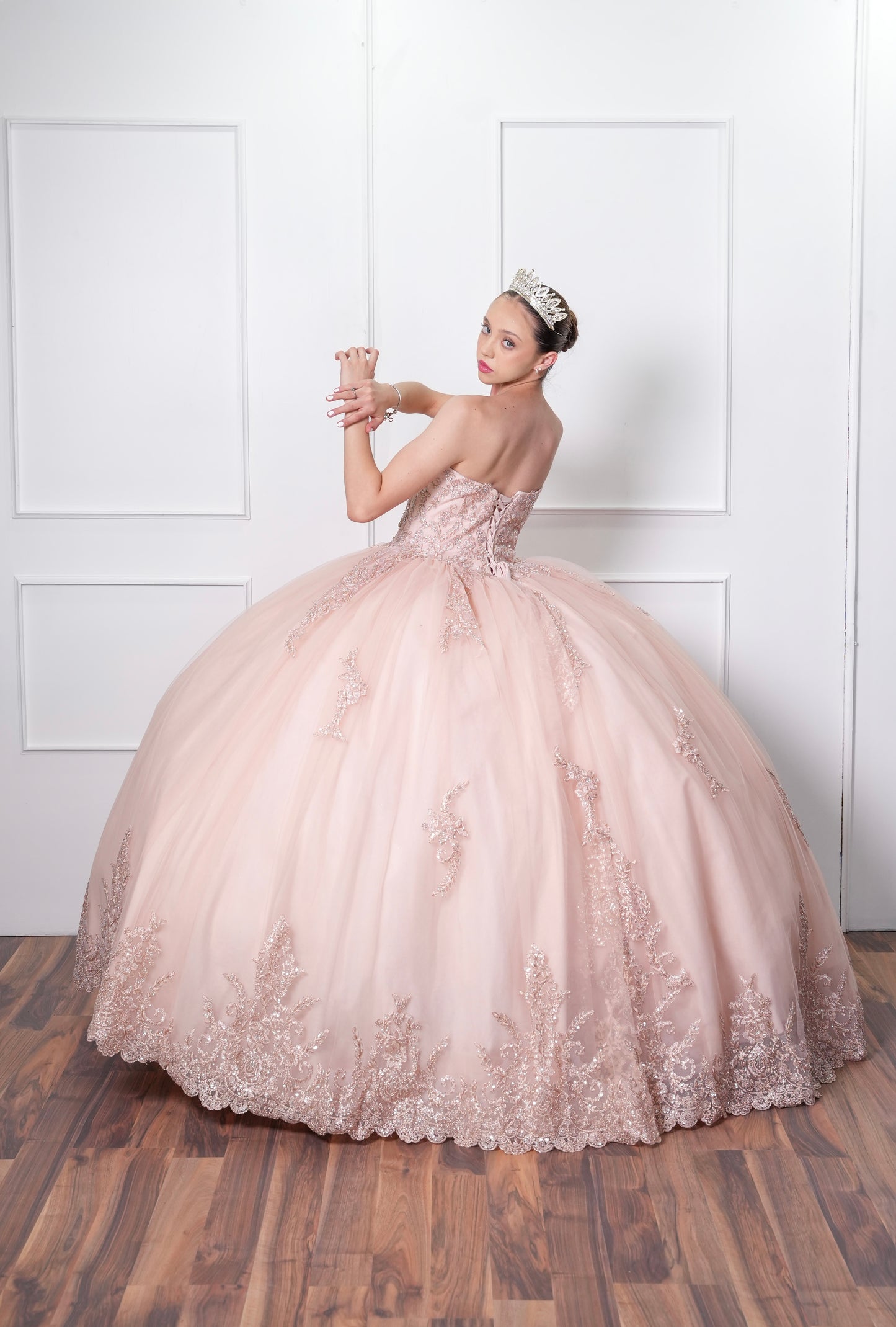 Vestido de XV años Beige con Encaje y Capa, (Renta)