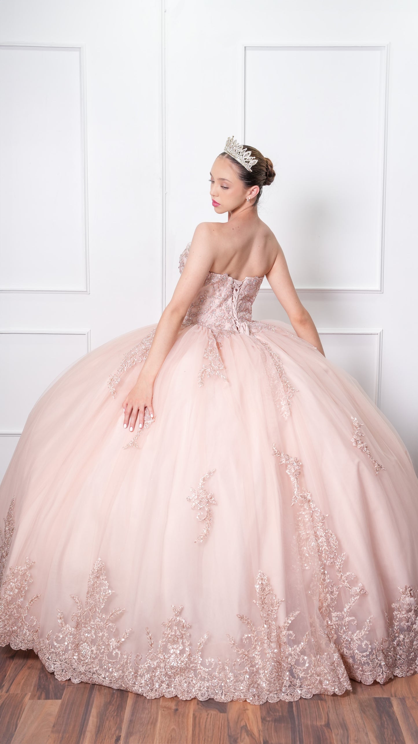 Vestido de XV años Beige con Encaje y Capa, (Renta)