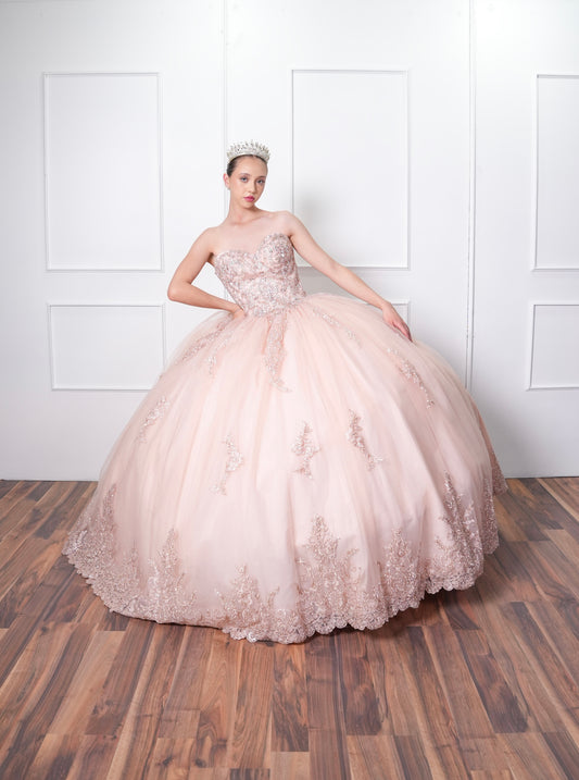 Vestido de XV años Beige con Encaje y Capa, (Renta)