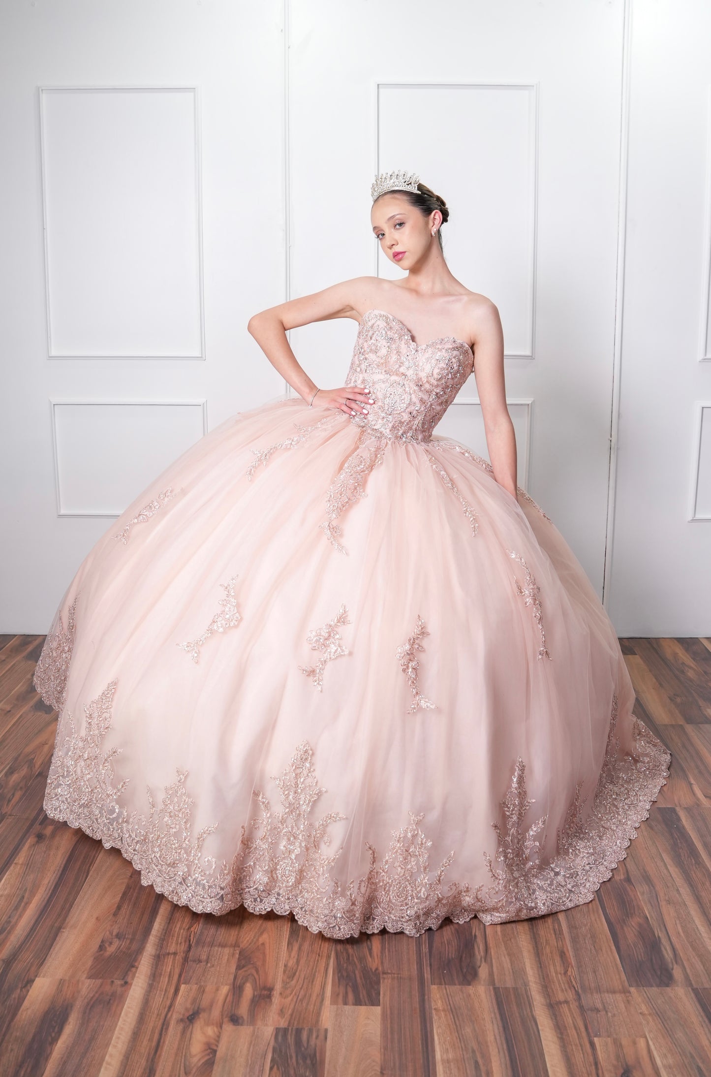 Vestido de XV años Beige con Encaje y Capa, (Renta)