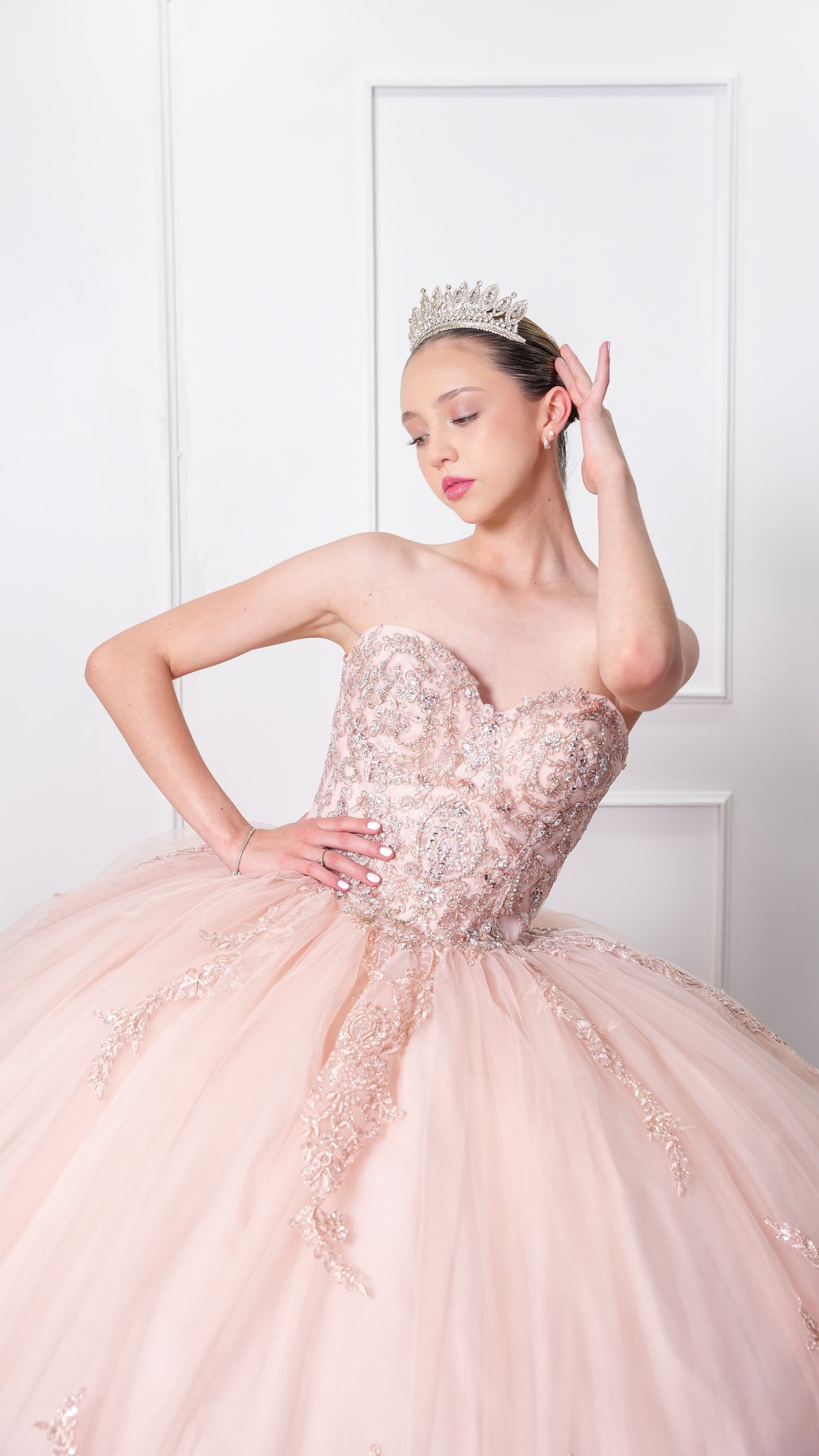 Vestido de XV años Beige con Encaje y Capa, (Renta)