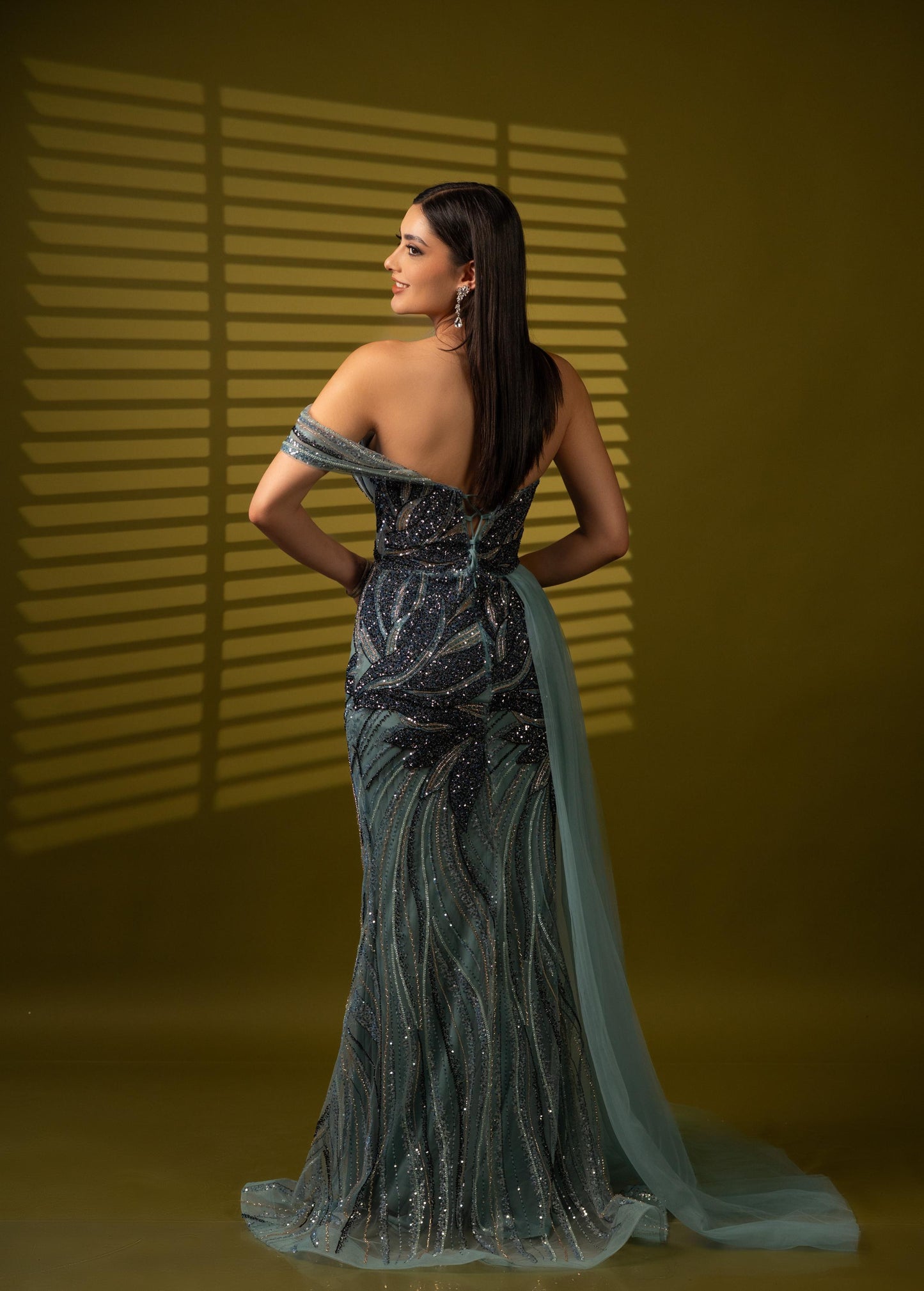 Vestido Azul Straple Una Manga Caida De Lentejuela Y Estola