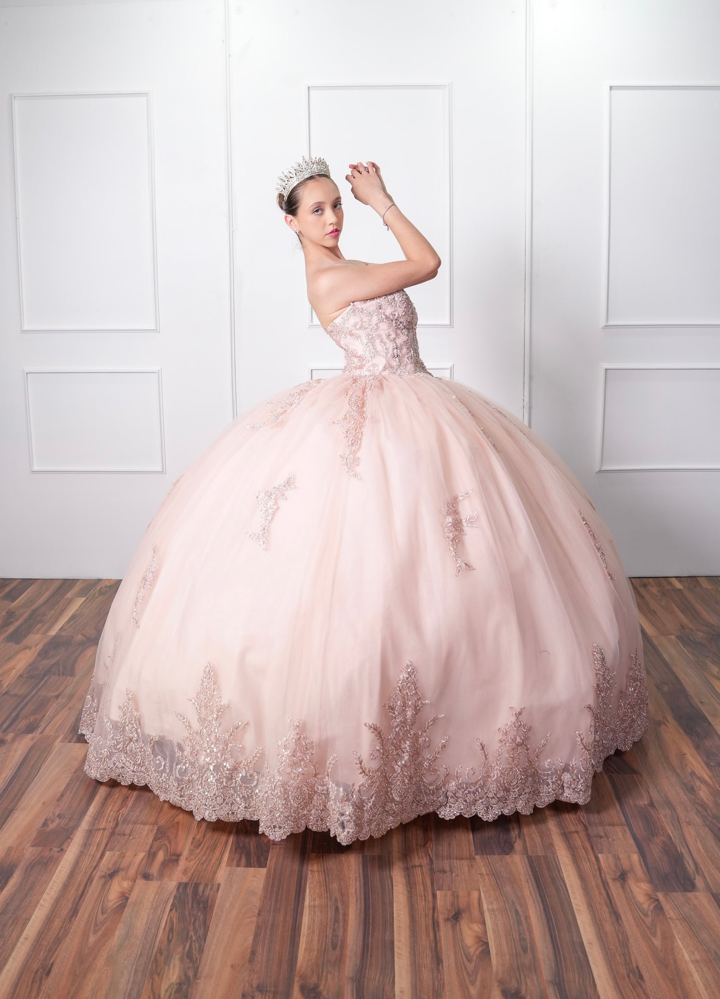 Vestido de XV años Beige con Encaje y Capa, (Renta)
