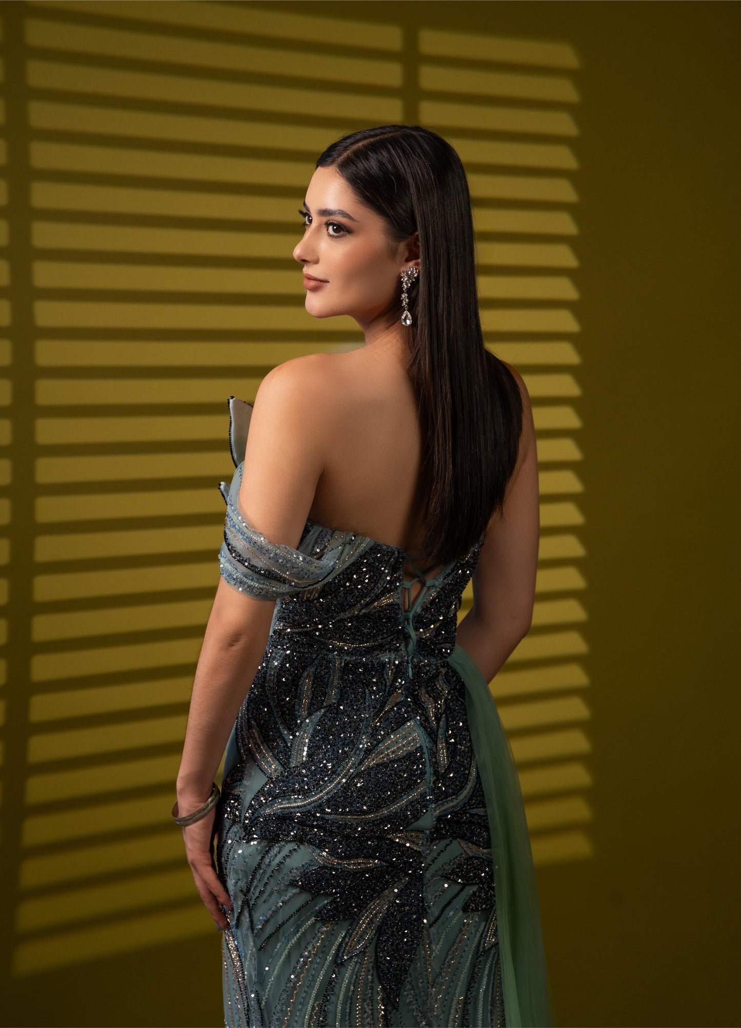 Vestido Azul Straple Una Manga Caida De Lentejuela Y Estola