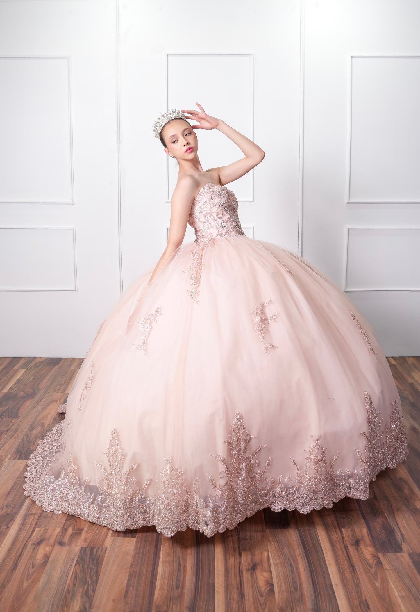 Vestido de XV años Beige con Encaje y Capa, (Renta)