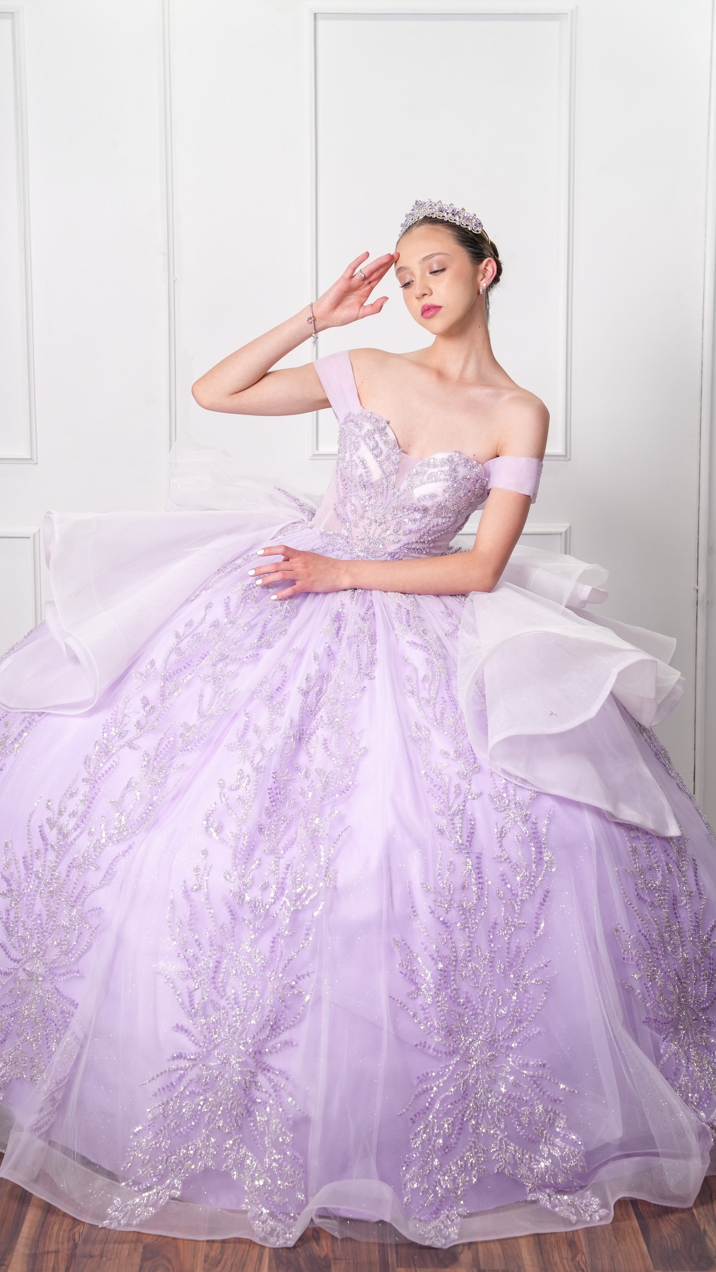 Vestido de XV Años Lila Pedrería con Olanes Blancos y Gargantilla (Renta)