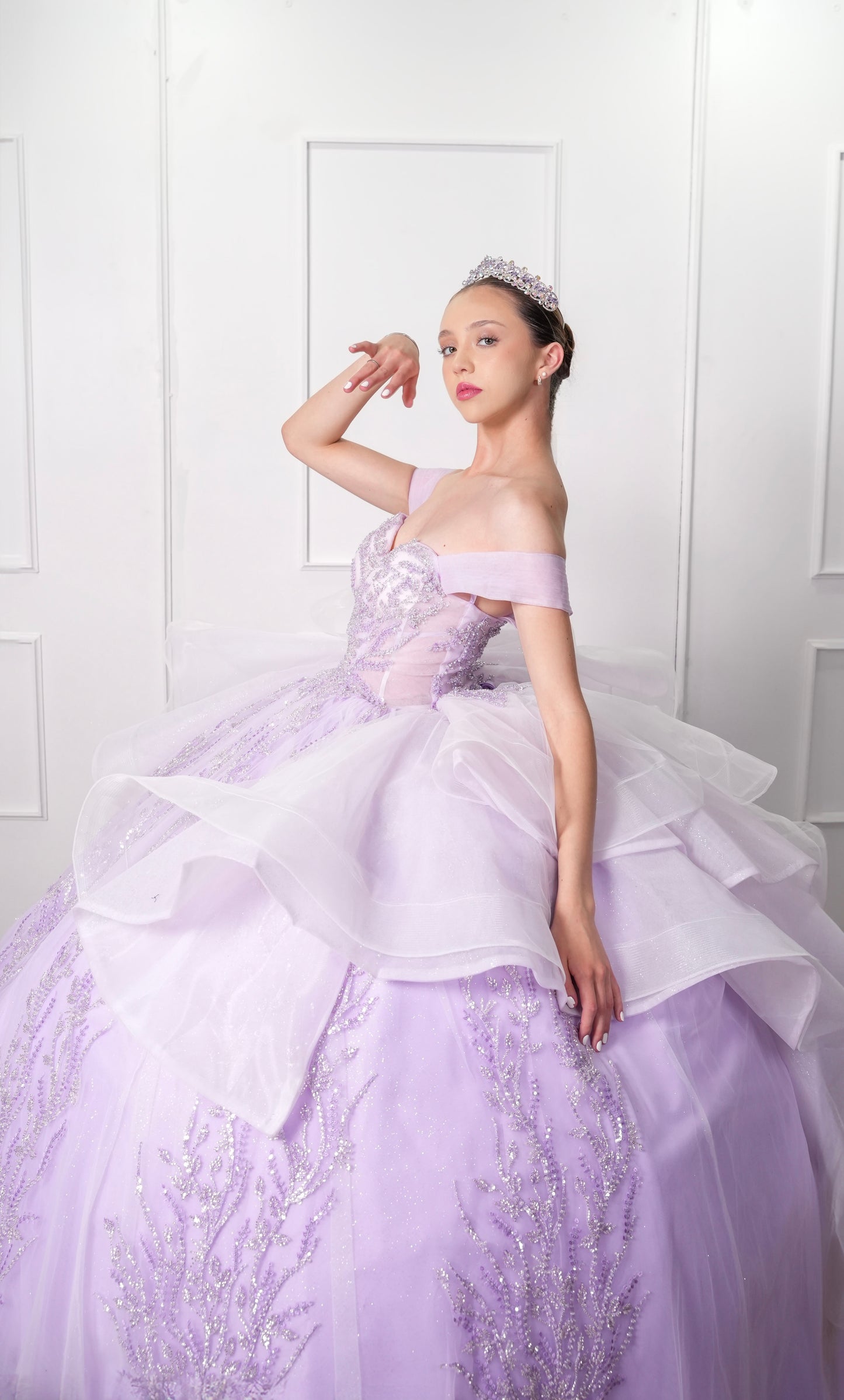 Vestido de XV Años Lila Pedrería con Olanes Blancos y Gargantilla (Renta)