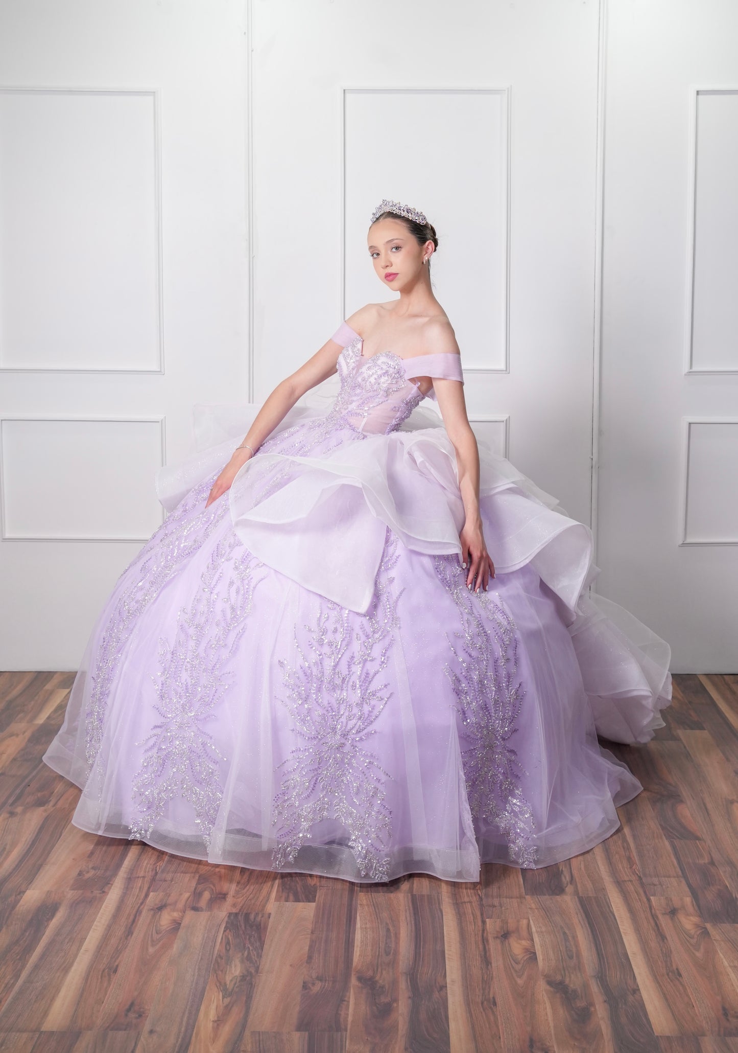 Vestido de XV Años Lila Pedrería con Olanes Blancos y Gargantilla (Renta)