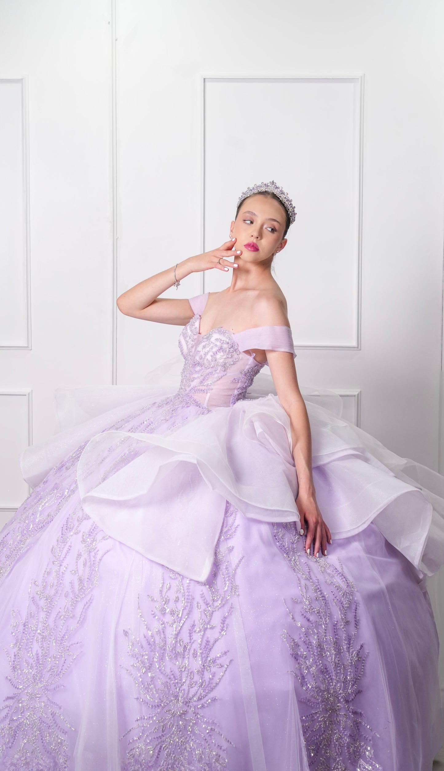 Vestido de XV Años Lila Pedrería con Olanes Blancos y Gargantilla (Renta)
