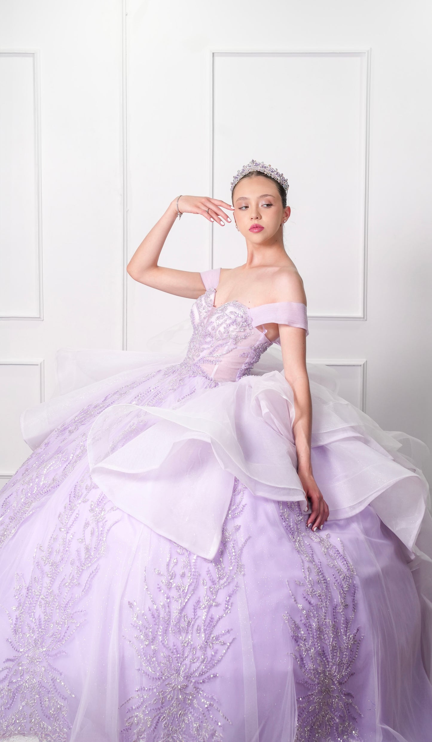 Vestido de XV Años Lila Pedrería con Olanes Blancos y Gargantilla (Renta)