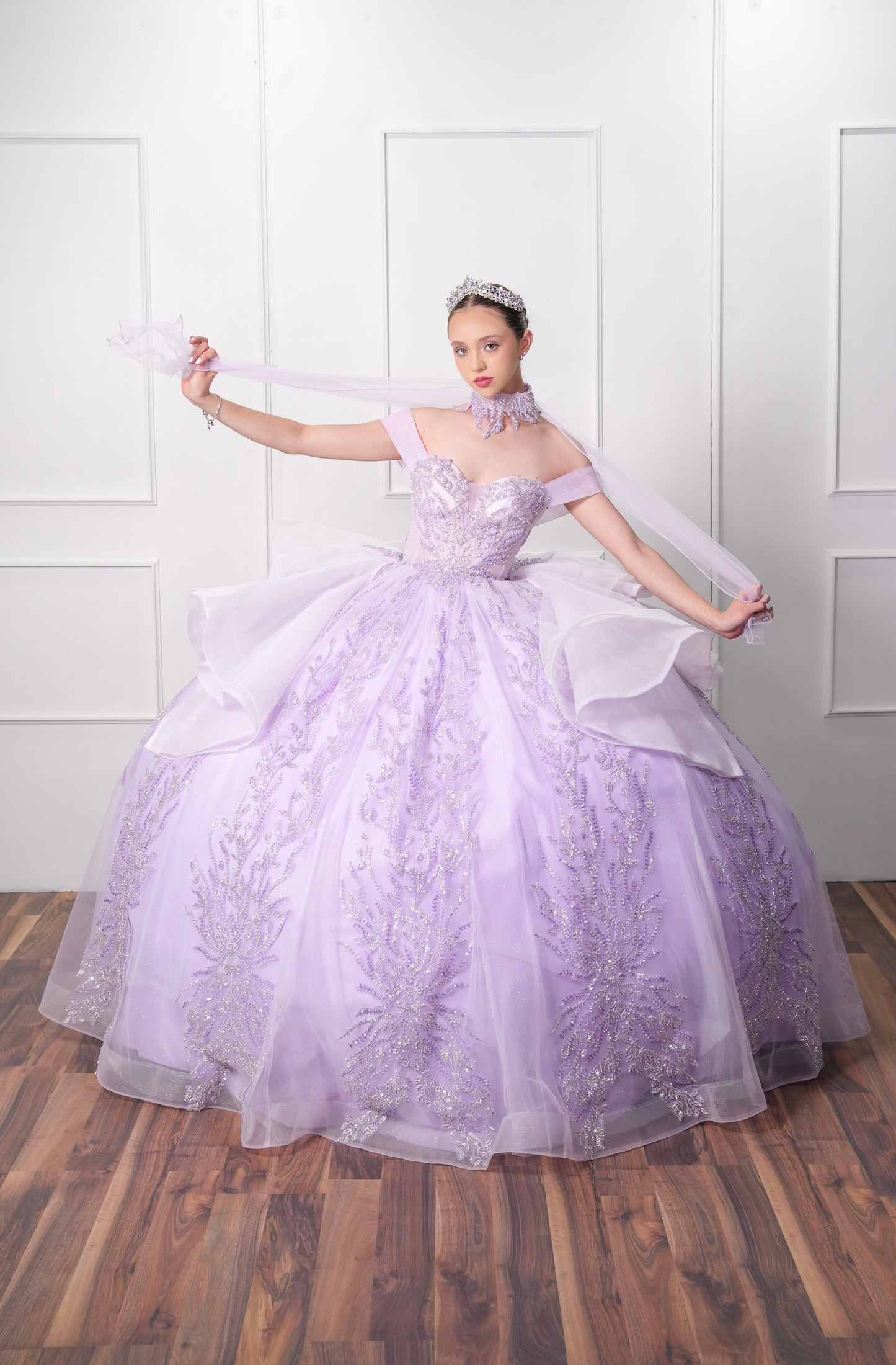 Vestido de XV Años Lila Pedrería con Olanes Blancos y Gargantilla (Renta)