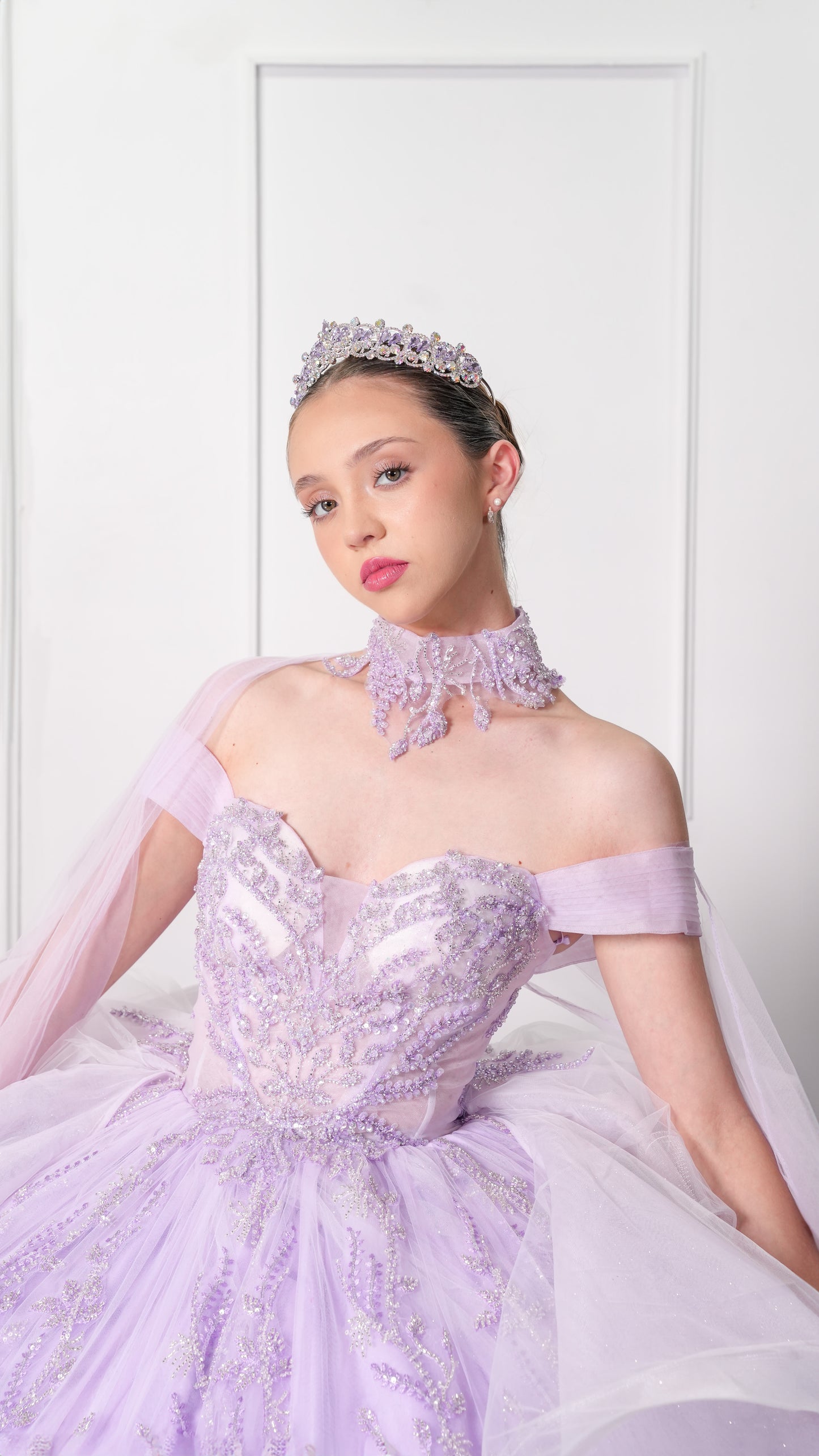 Vestido de XV Años Lila Pedrería con Olanes Blancos y Gargantilla (Renta)