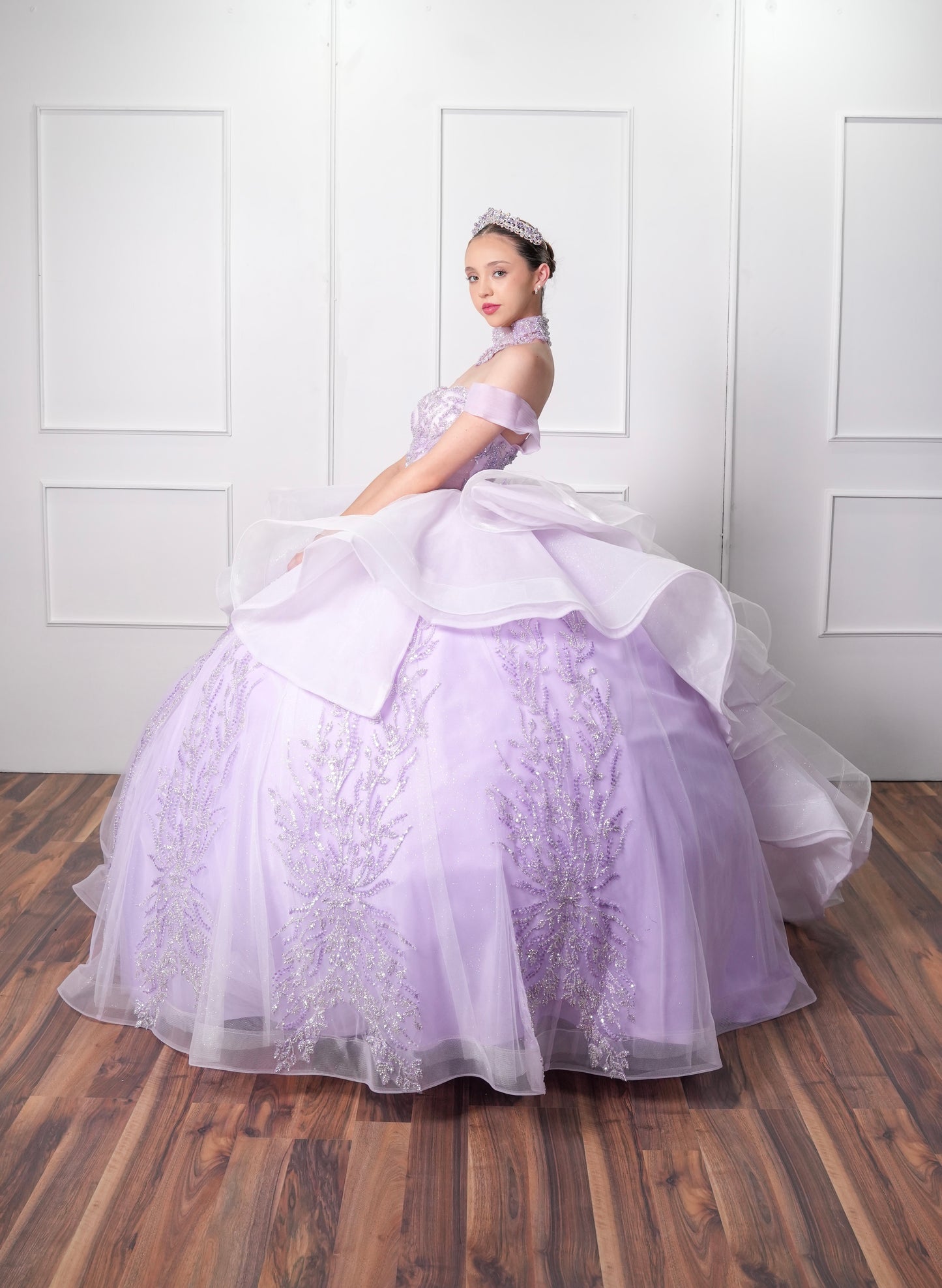 Vestido de XV Años Lila Pedrería con Olanes Blancos y Gargantilla (Renta)