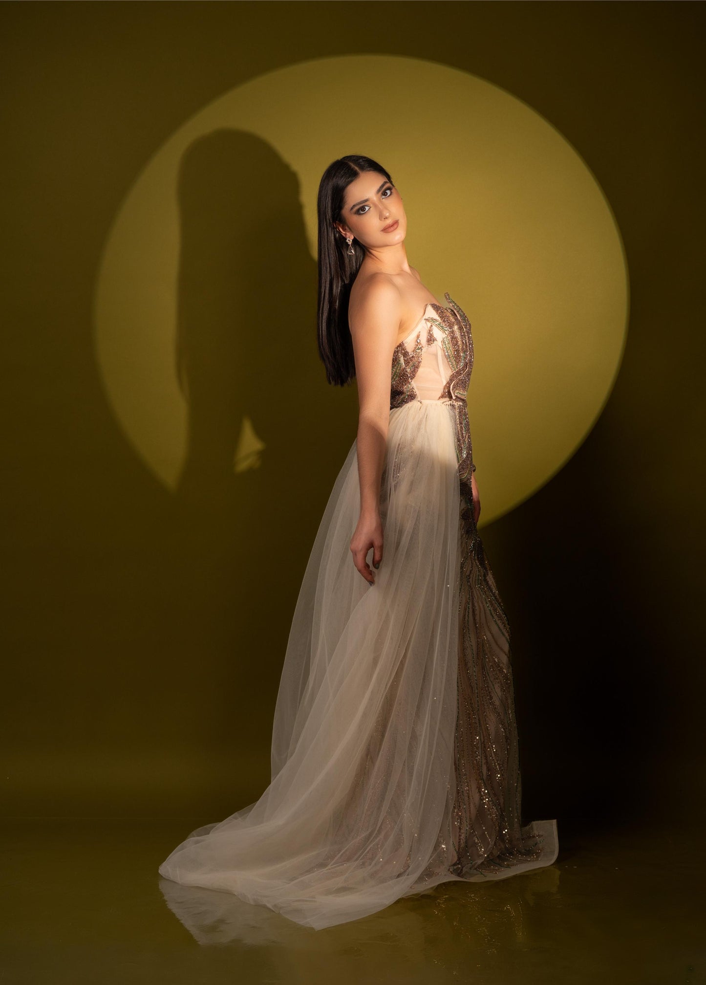 Vestido Nude Straple Una Manga De Lentejuela Y Estola