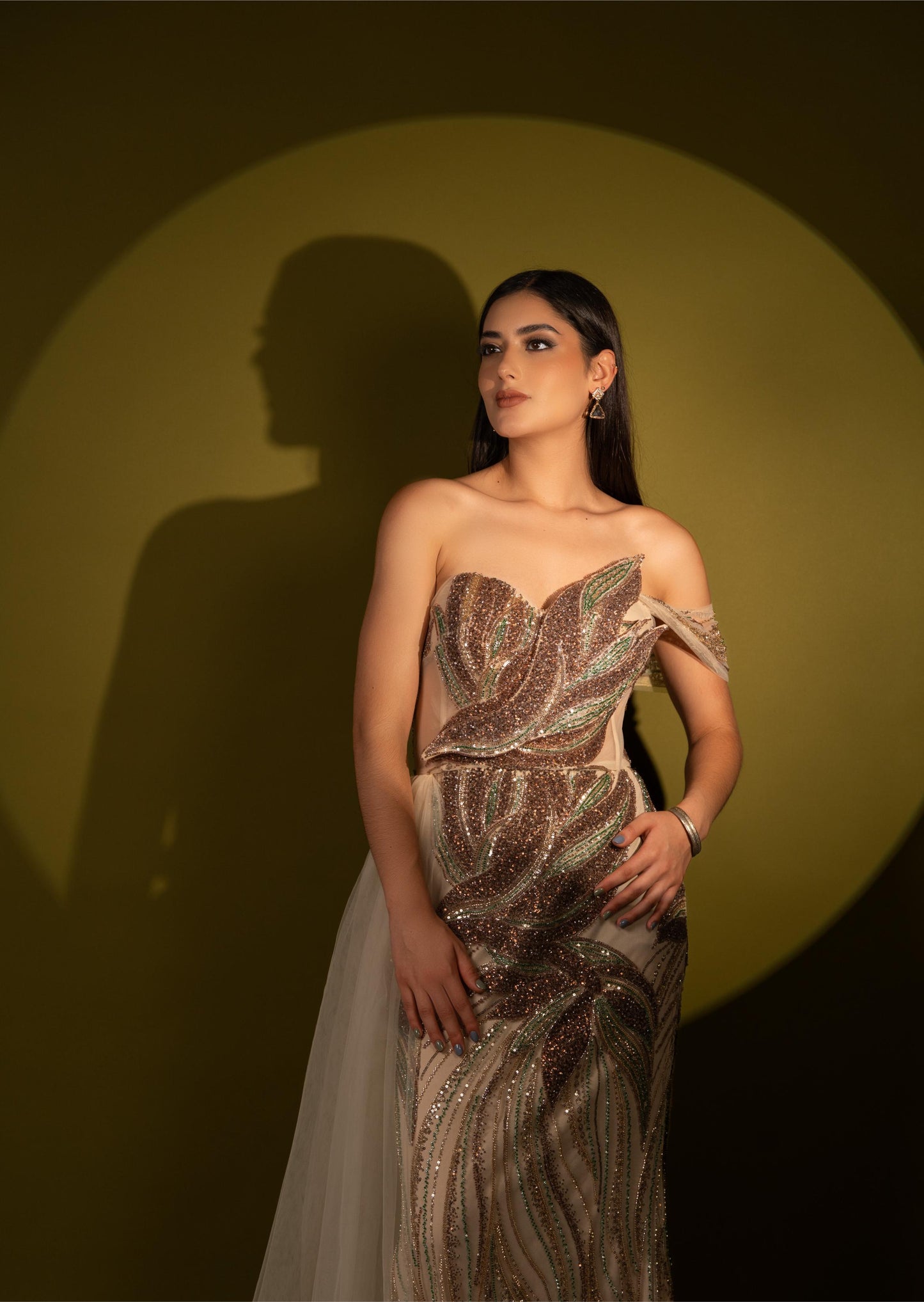 Vestido Nude Straple Una Manga De Lentejuela Y Estola