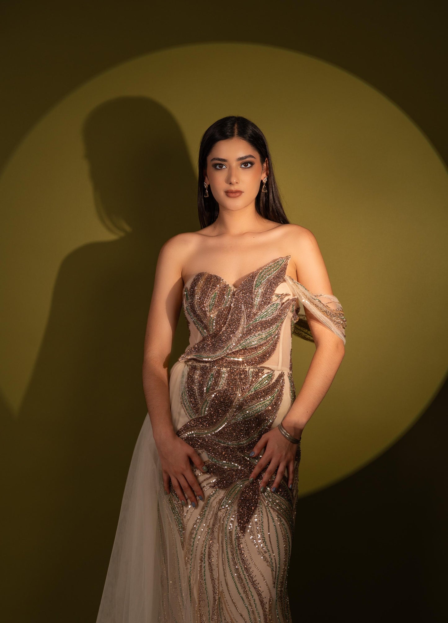 Vestido Nude Straple Una Manga De Lentejuela Y Estola