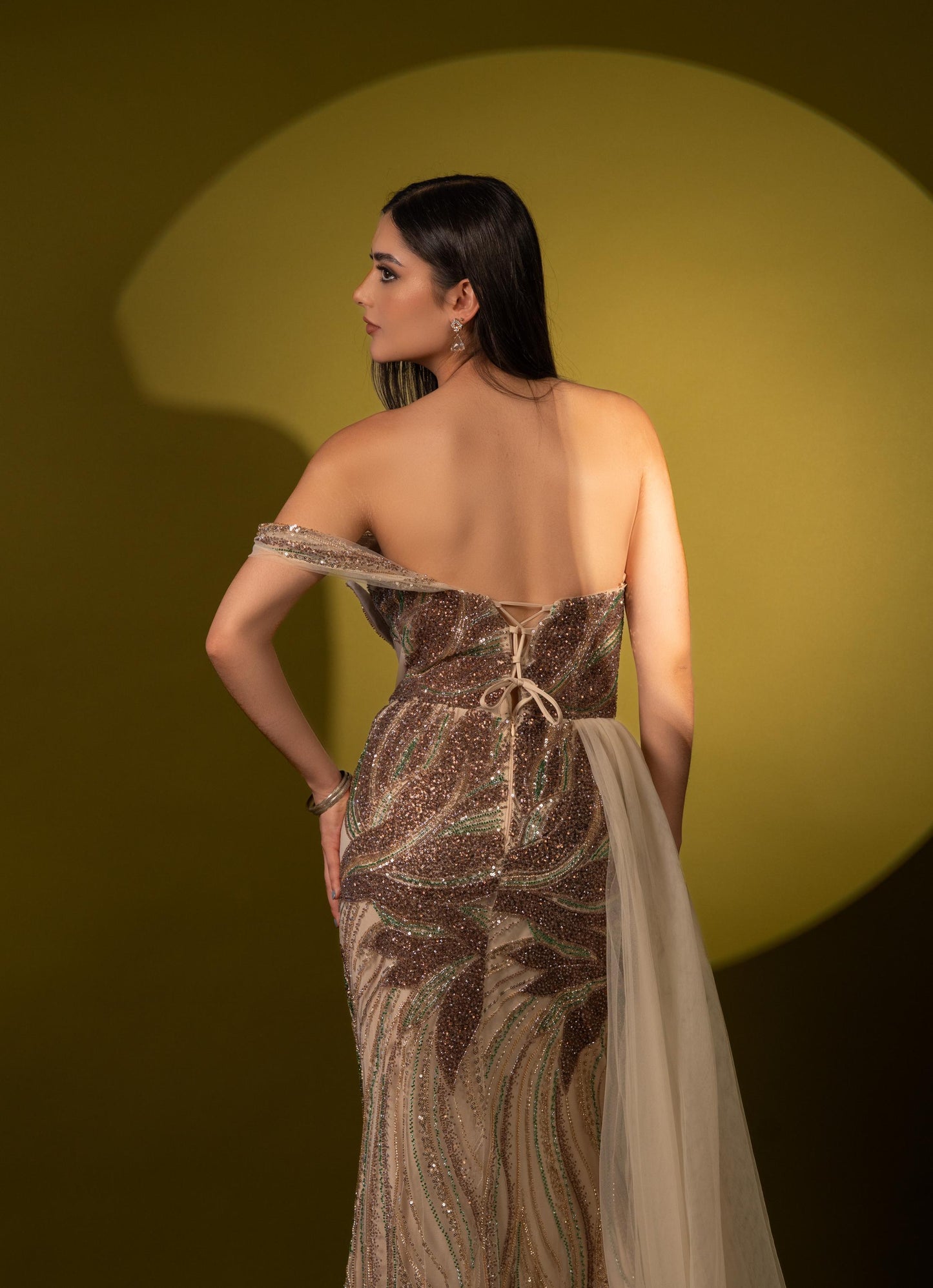 Vestido Nude Straple Una Manga De Lentejuela Y Estola