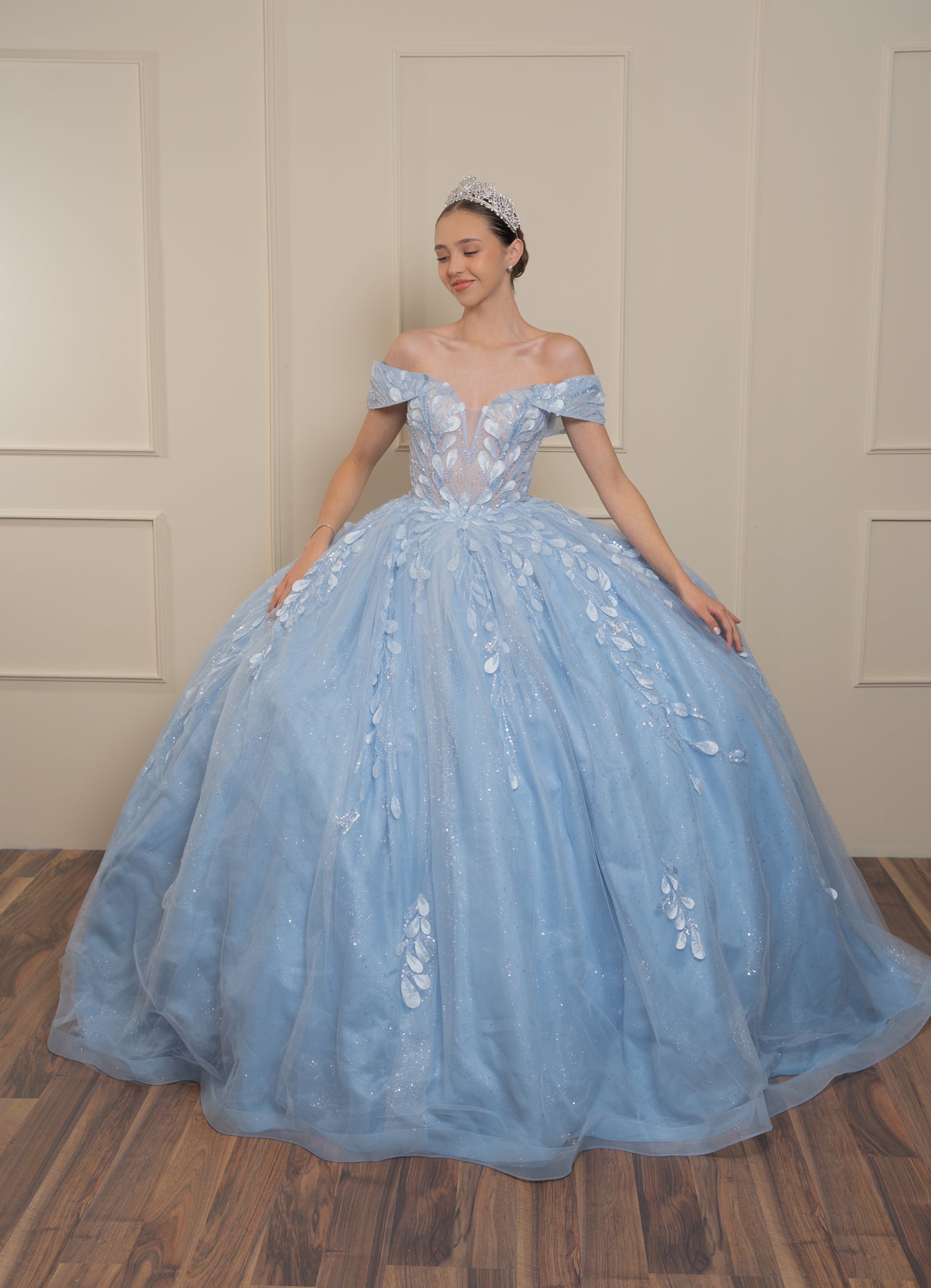 Vestido de XV Años Azul Baby Con Hojas Plateadas Mangas Campesinas
