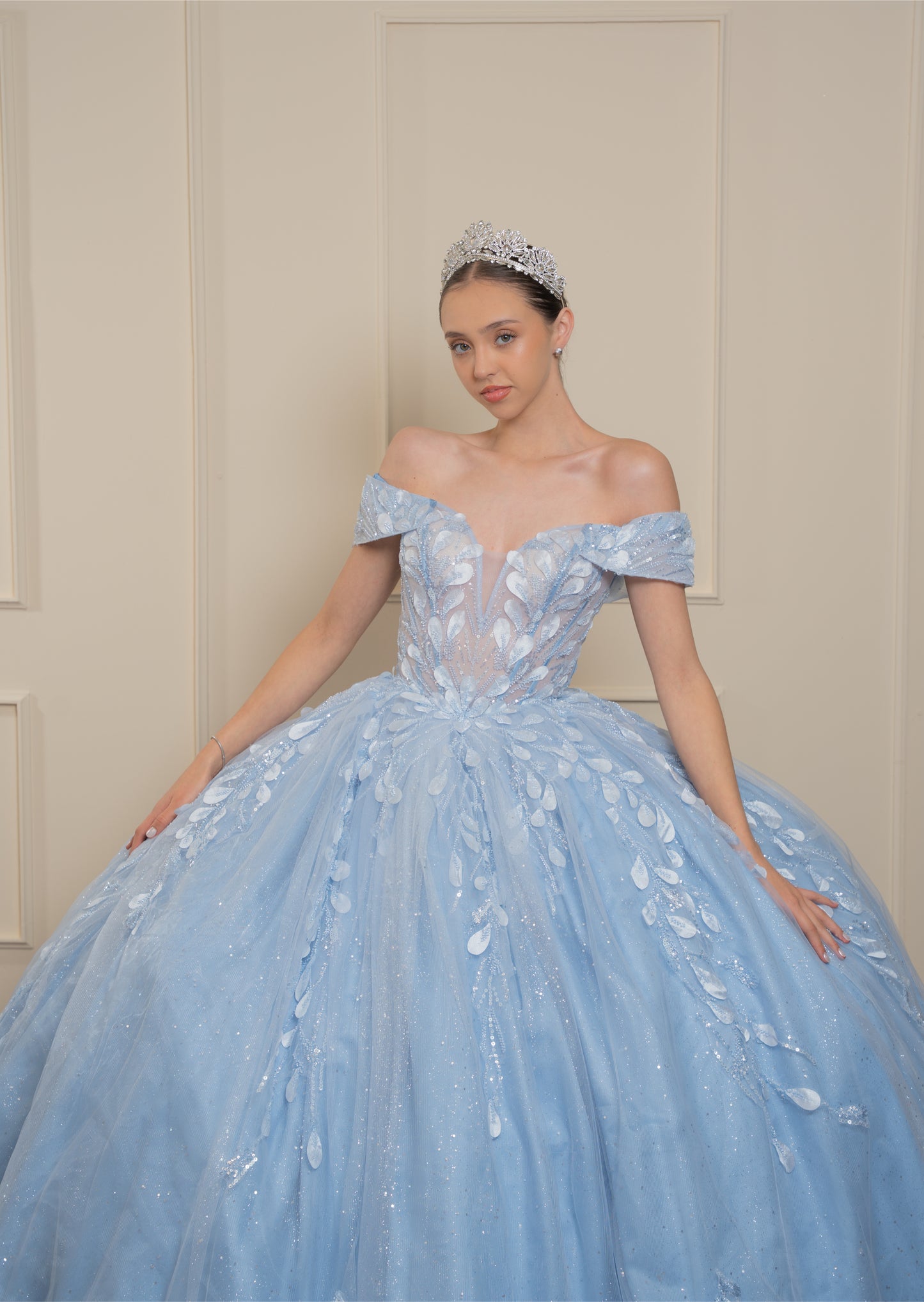 Vestido de XV Años Azul Baby Con Hojas Plateadas Mangas Campesinas