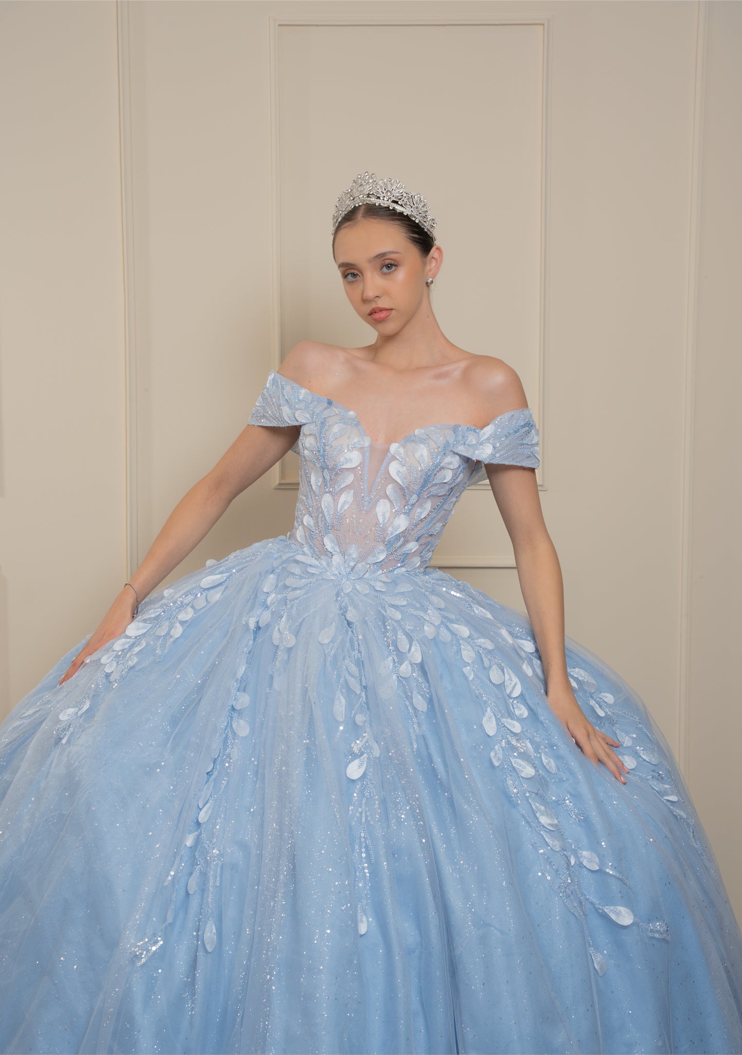Vestido de XV Años Azul Baby Con Hojas Plateadas Mangas Campesinas