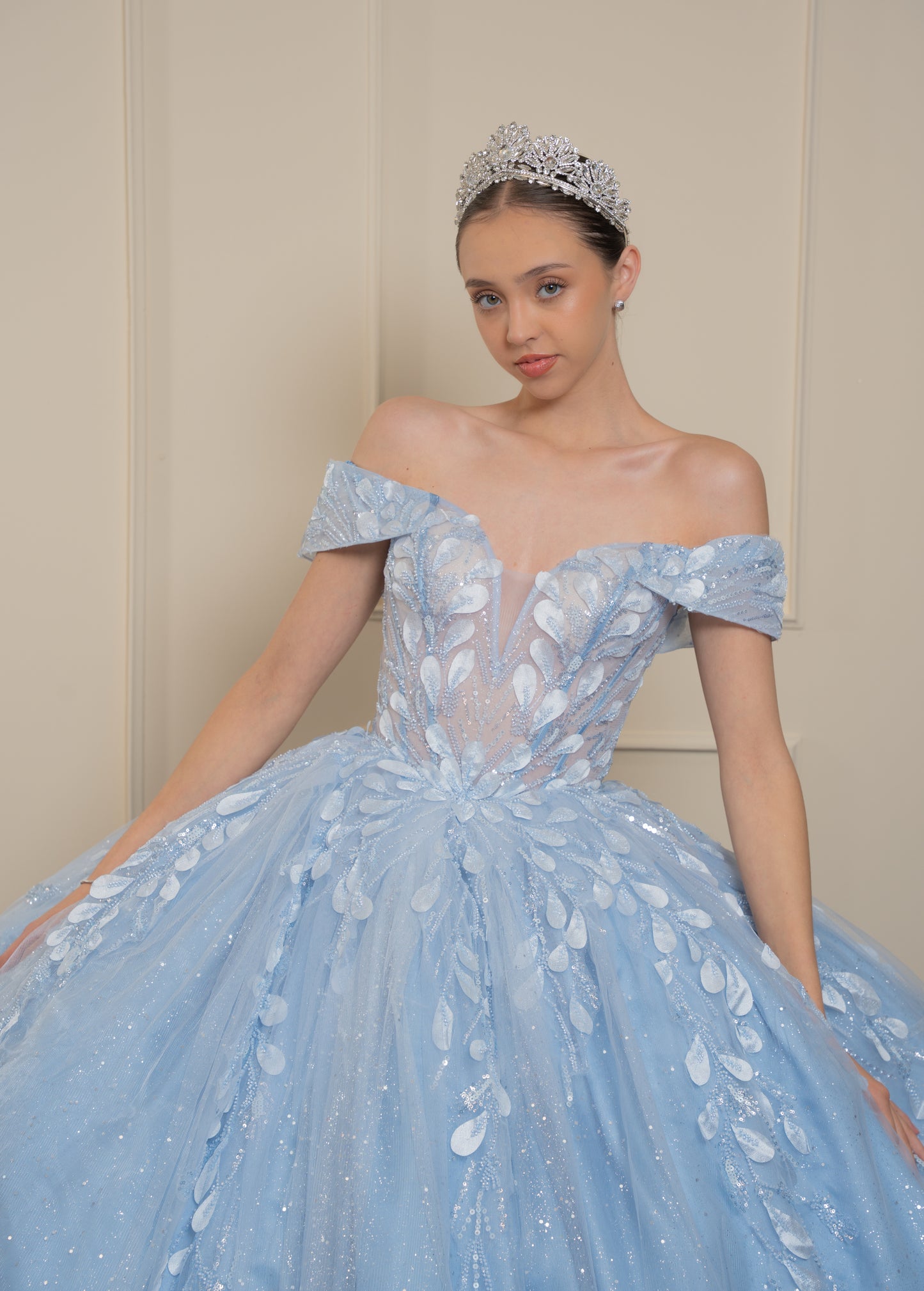 Vestido de XV Años Azul Baby Con Hojas Plateadas Mangas Campesinas