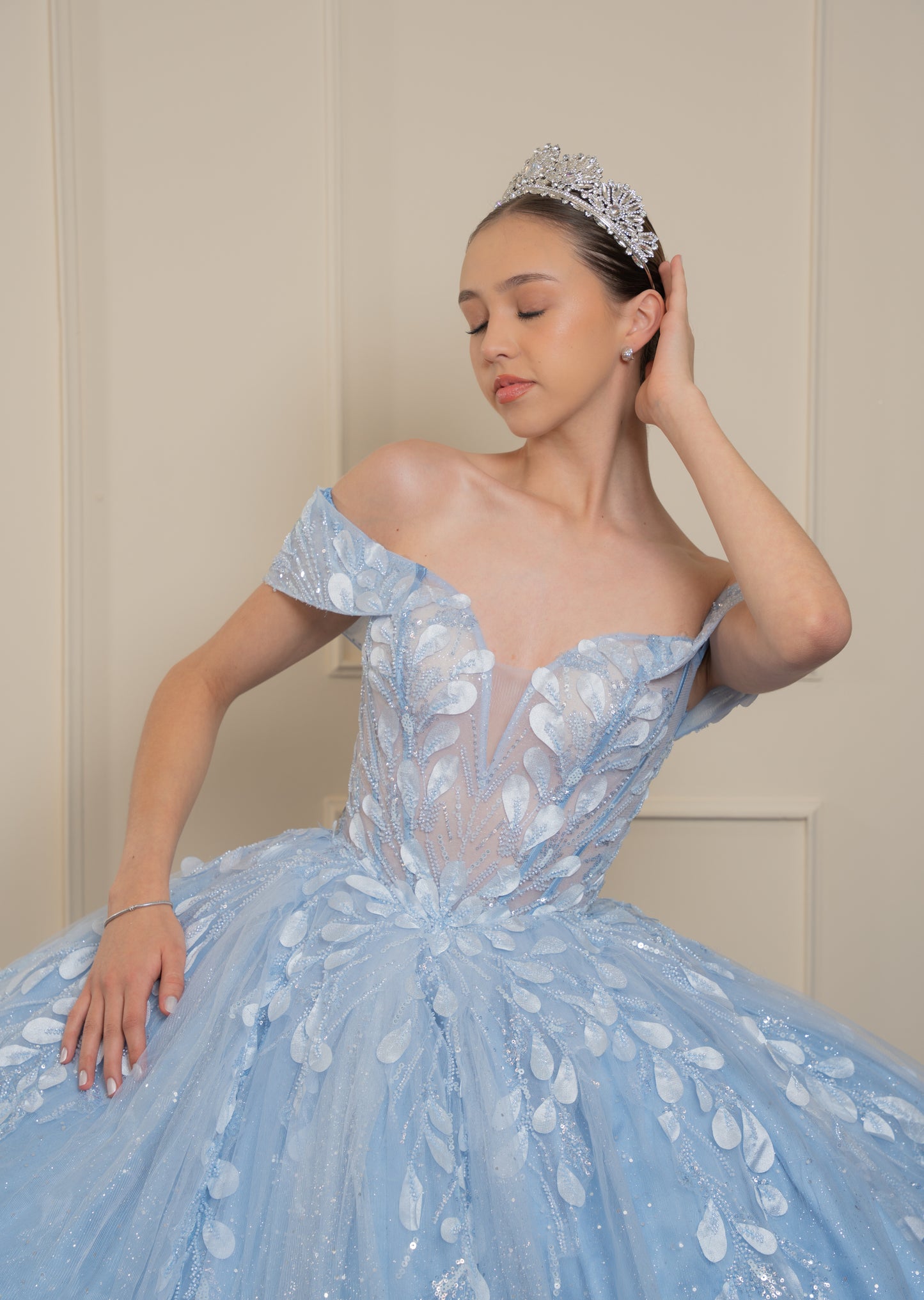 Vestido de XV Años Azul Baby Con Hojas Plateadas Mangas Campesinas