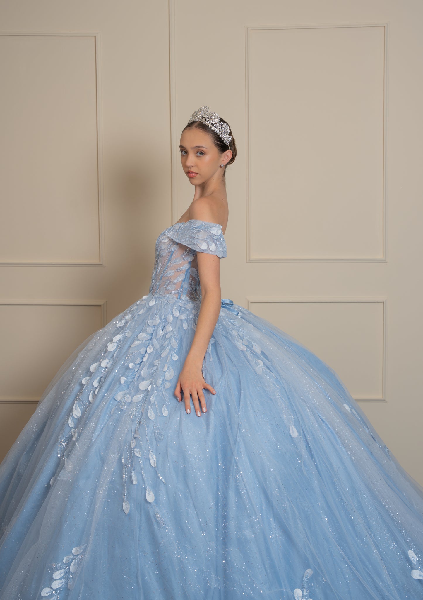 Vestido de XV Años Azul Baby Con Hojas Plateadas Mangas Campesinas