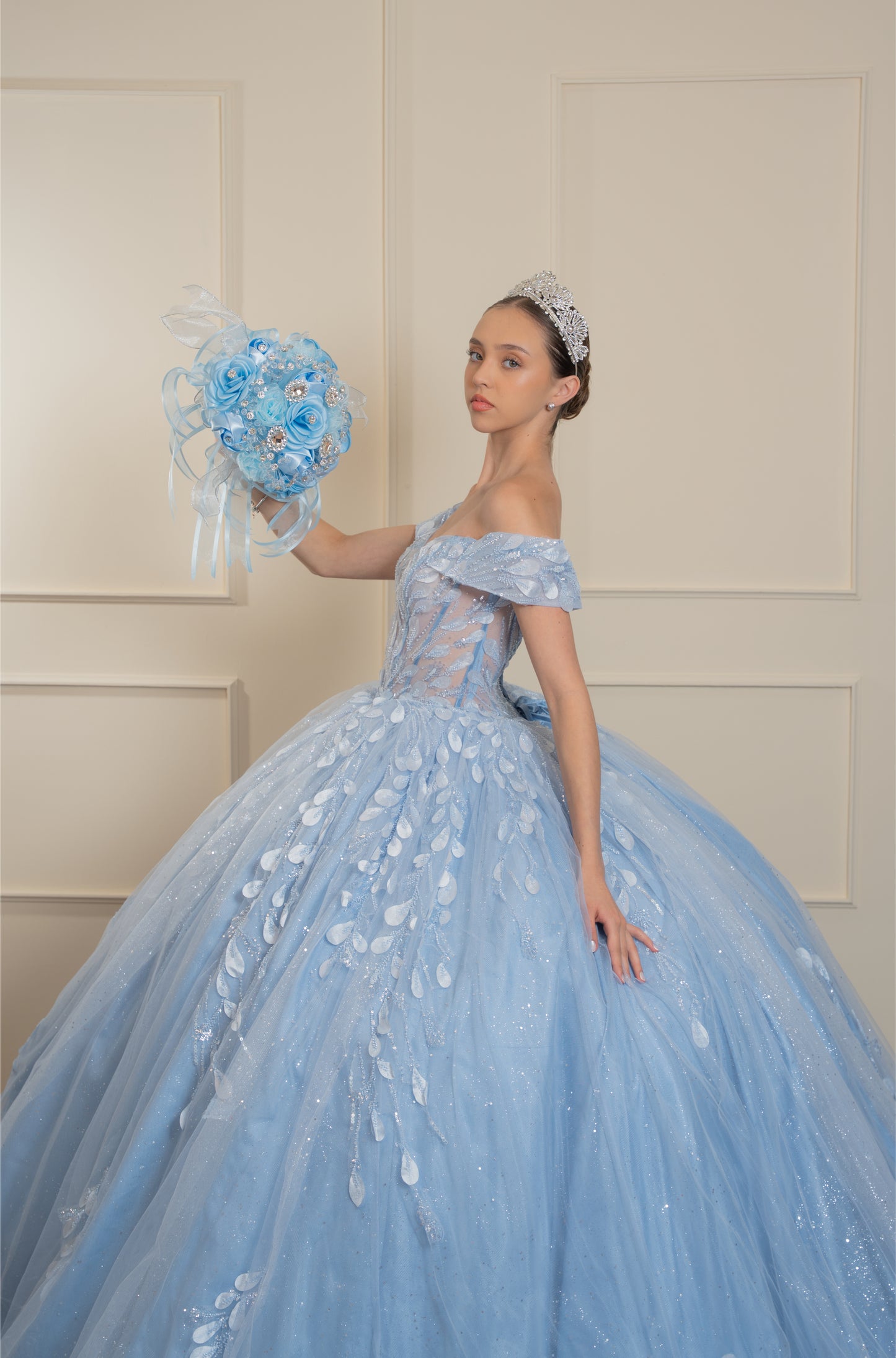 Vestido de XV Años Azul Baby Con Hojas Plateadas Mangas Campesinas