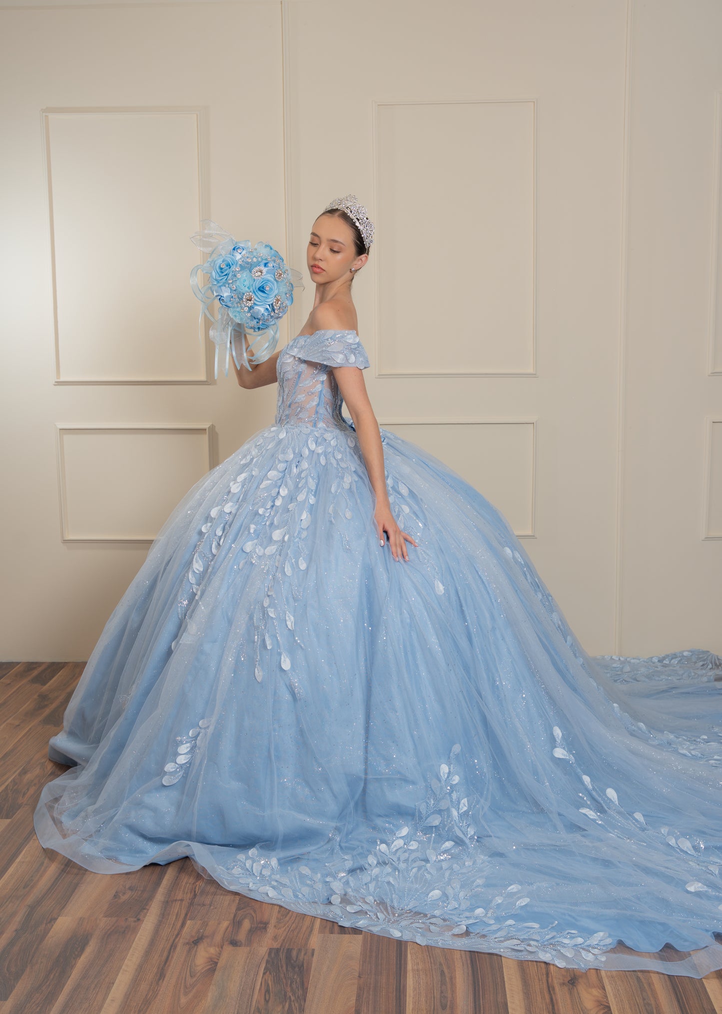Vestido de XV Años Azul Baby Con Hojas Plateadas Mangas Campesinas