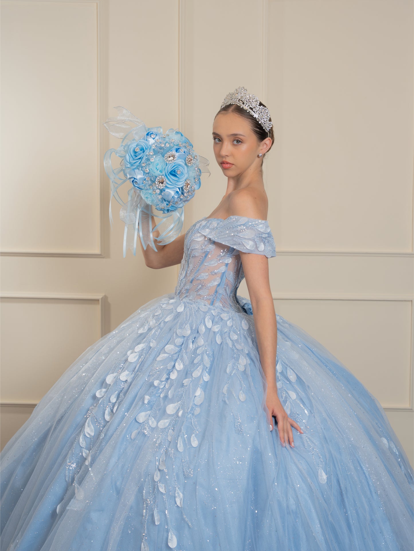 Vestido de XV Años Azul Baby Con Hojas Plateadas Mangas Campesinas