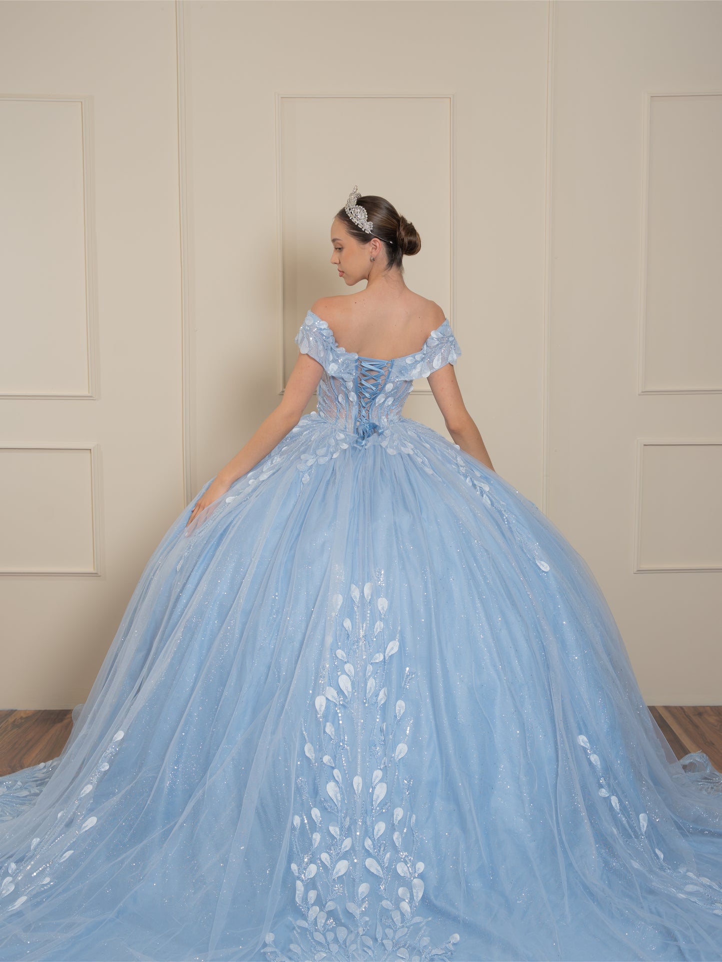 Vestido de XV Años Azul Baby Con Hojas Plateadas Mangas Campesinas
