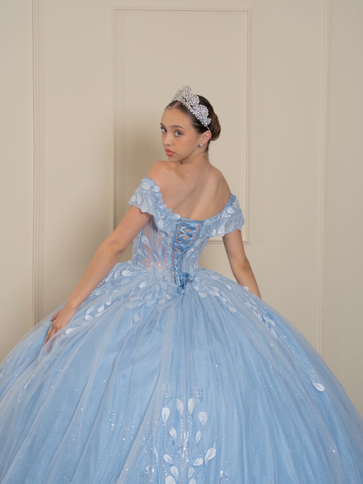 Vestido de XV Años Azul Baby Con Hojas Plateadas Mangas Campesinas