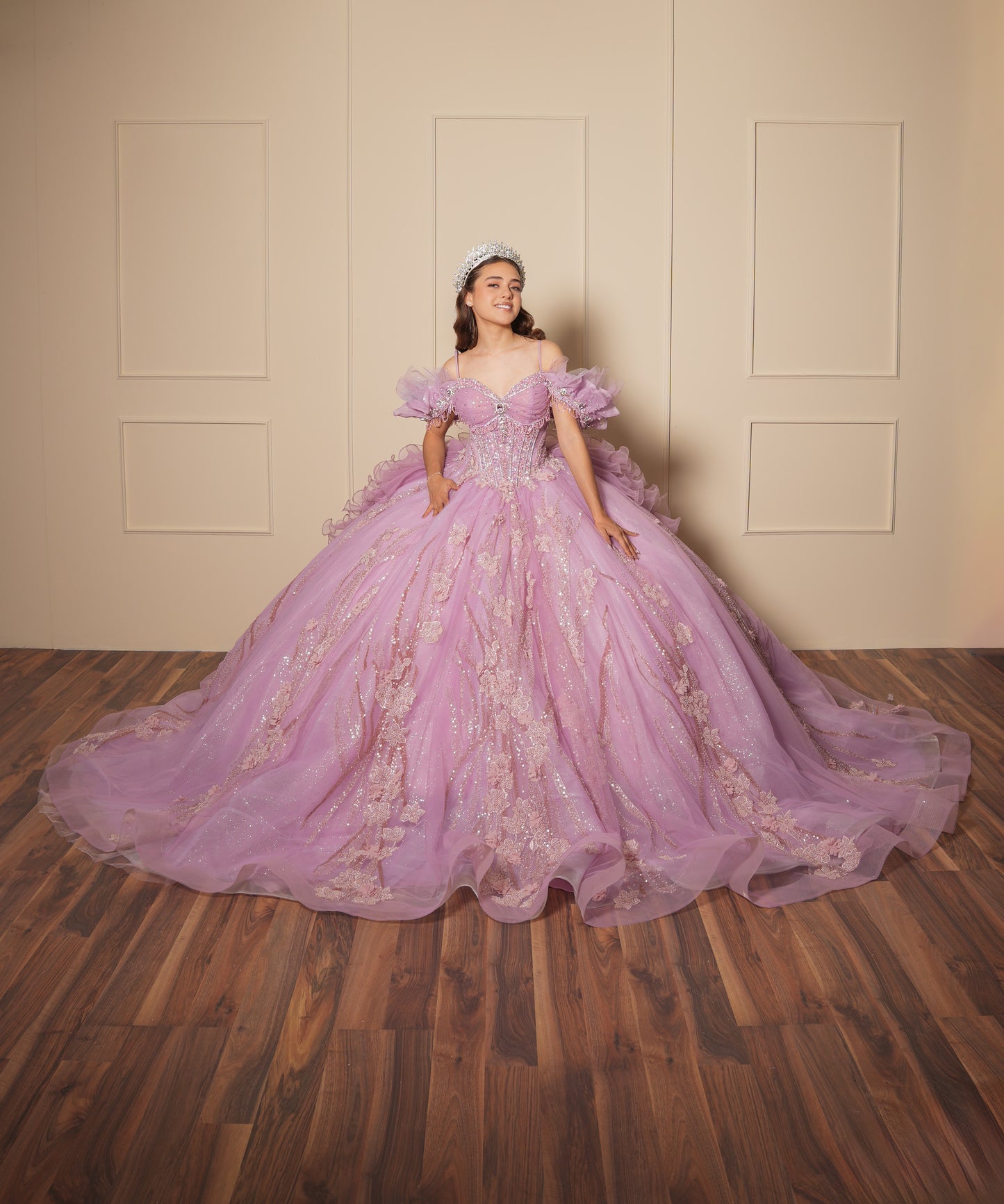 Vestido de XV Años Rosa Lila Cadenas en Copas y Mangas Caídas Amponas