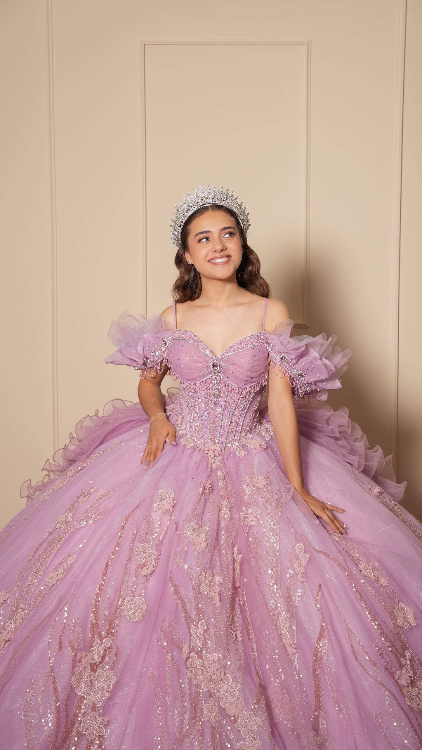 Vestido de XV Años Rosa Lila Cadenas en Copas y Mangas Caídas Amponas